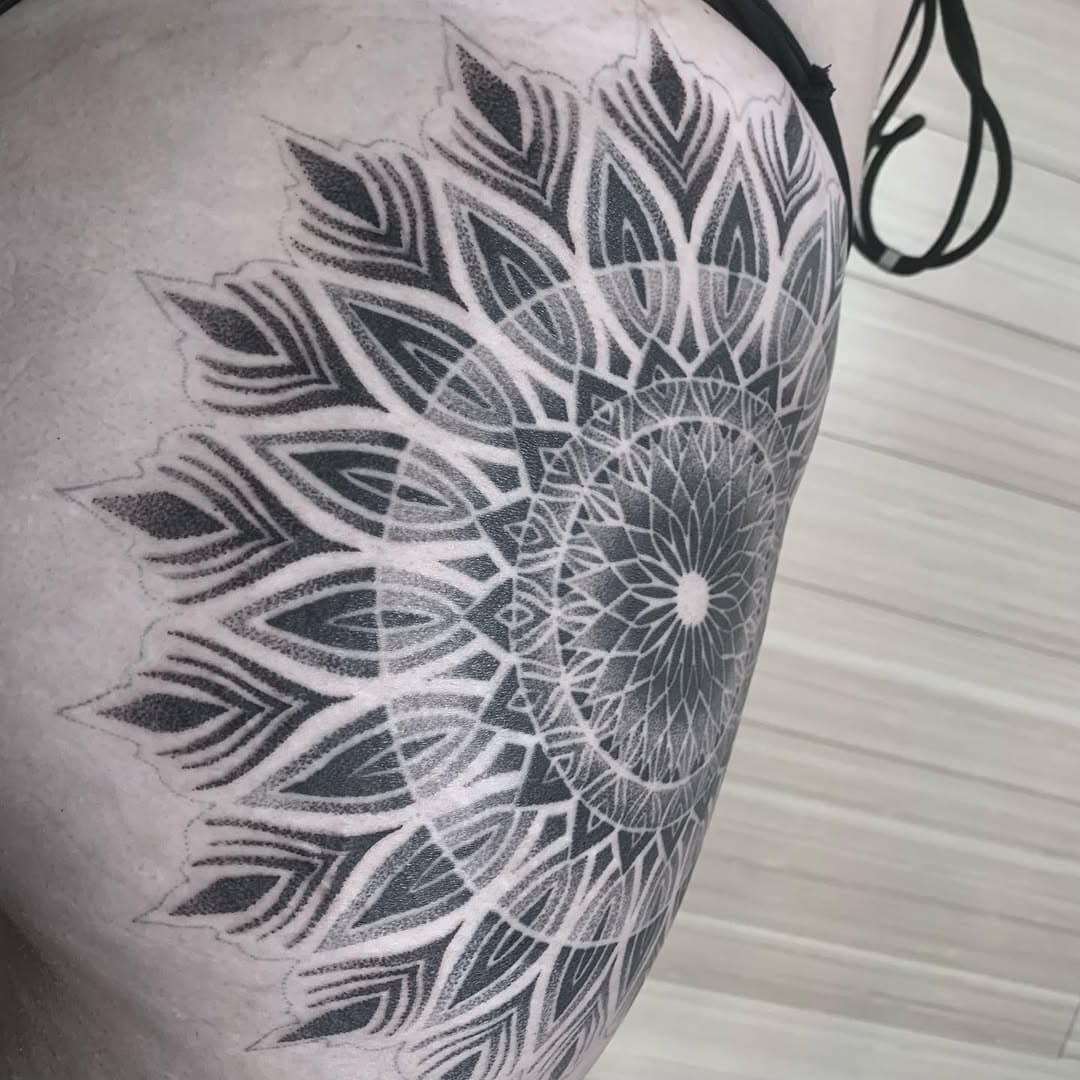 •Mandala para @lauuraacg_ , hecho en varias sesiones, muchas gracias por la confianza 🙏🏻❤️

.
.
.
.
🌑
.
.
.

#tattoo #tenerife #mandala #geometric #dotwork #black