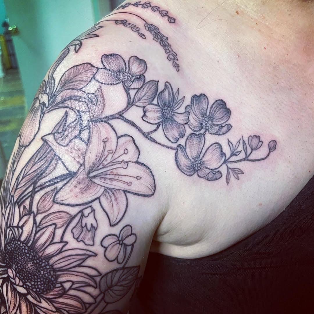 Fleuurrrrs by @bbjunetattoos #bbjunetattoos #flowertattoo #flowercollarbonetattoo #dogwoodtattoo #blackwork #ladytattooers #ashevilletattoo