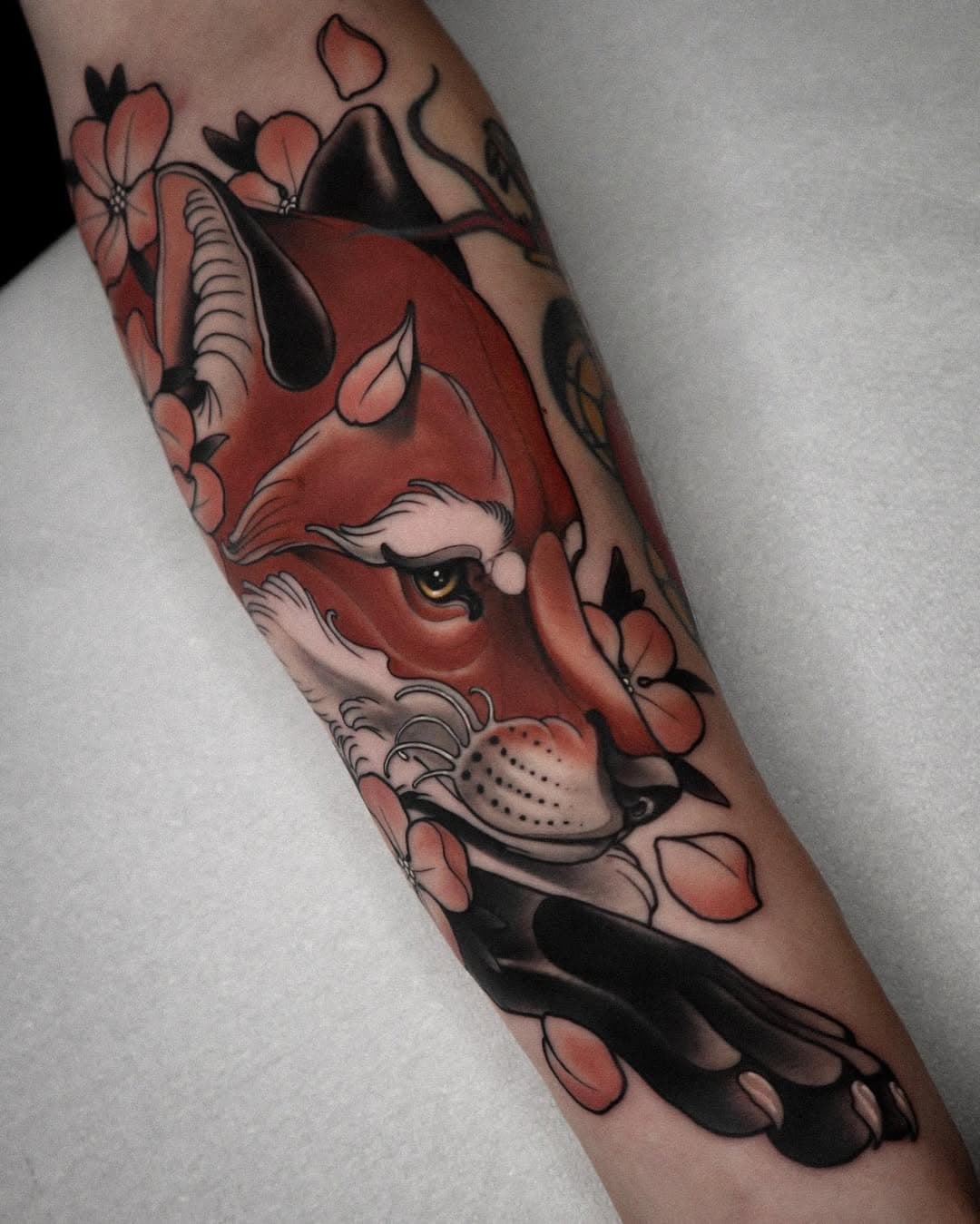 Seems like the year of the fox. Another one down🙌🏻😄
.
.
.
.
.
#tattoo #fox #foxtattoo #neotraditionalfox #neotraditional #art #ink #tatts #tattoos #nice #color #flower #fy #neotradsub