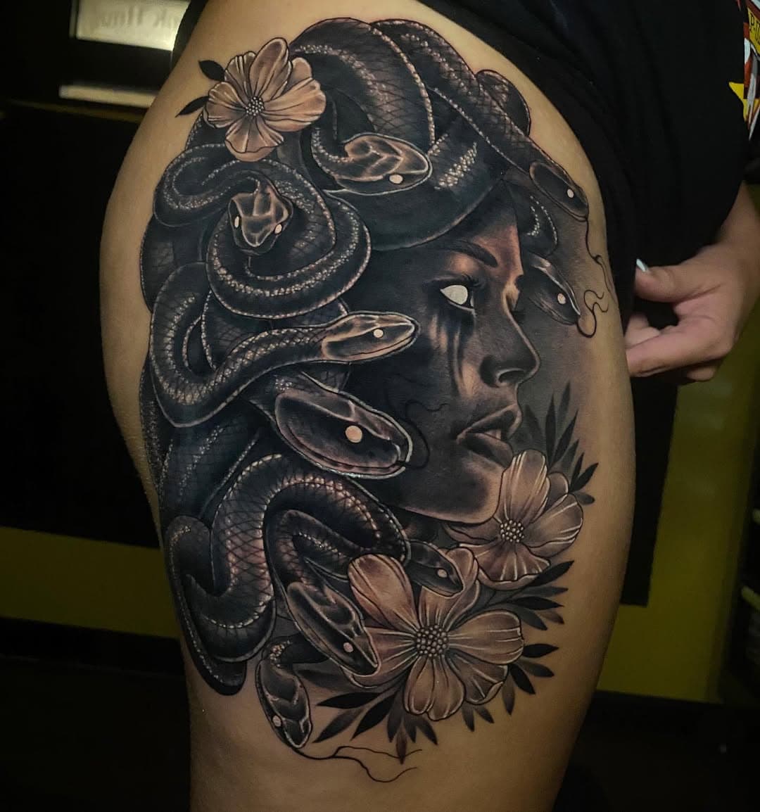 Made by John @blackanviltattooco  #professionalasfuck #habershamcounty #clarkesvillega #atl #femaletattoo #medusa #thightattoosforwomen #blackandgreytattoos @industryinks @hivecaps @blackclaw