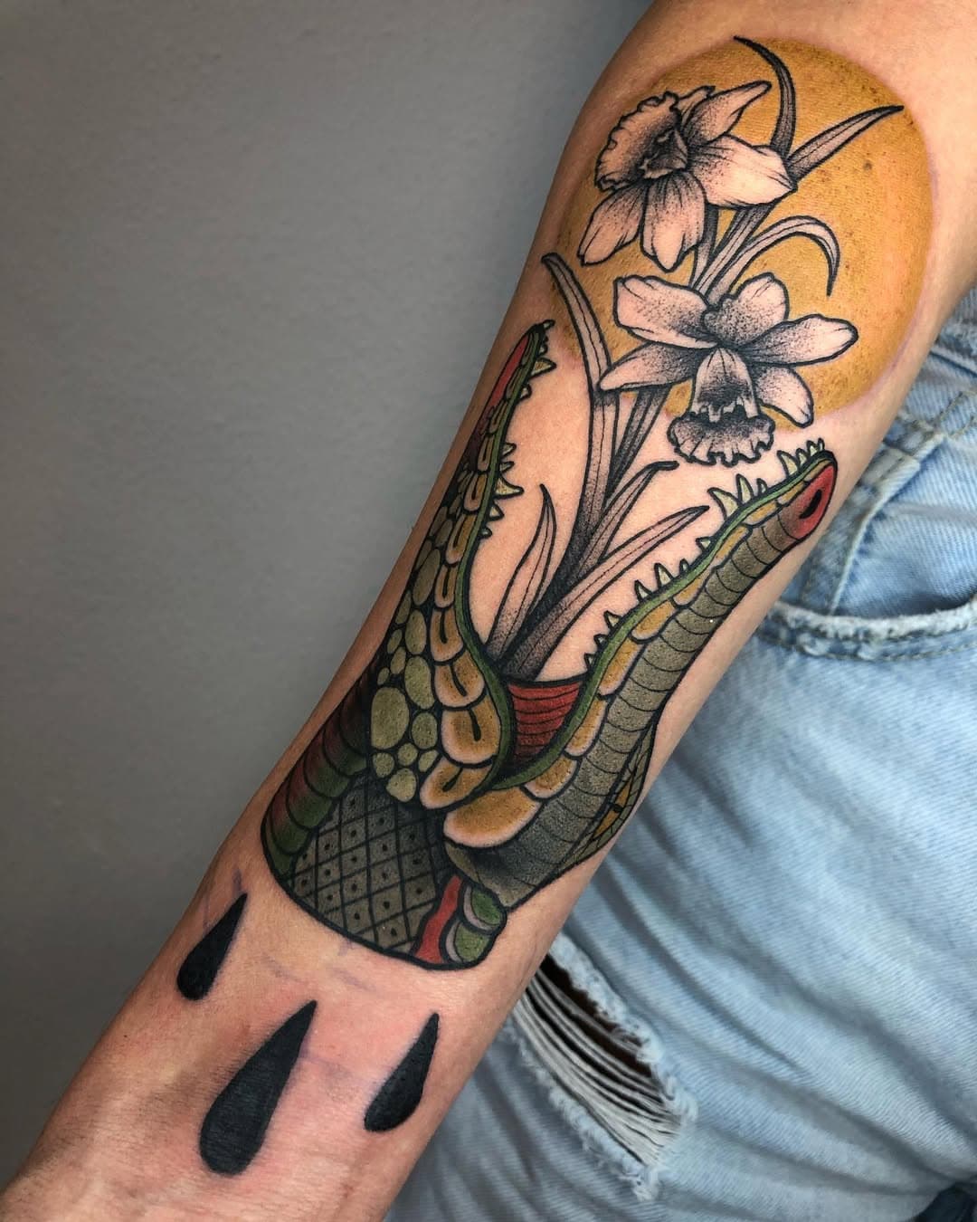 Reptil del otro día para @norita_lolita 
Gracias por repetir !!!

#neotraditional #neotrad #reptile #reptilelover #reptiletattoo #tattoo #tattoomalaga #tattooreptile #cocodrile #cocodriletattoo #narciso #narcisoflower #tattoospain #colortattoo #tattoocolor #elequis #equis85 #lagrimasdecrocodilo #mandibulas #cocodriles #neotraditionaltattoo #neotradeu #neotradsub