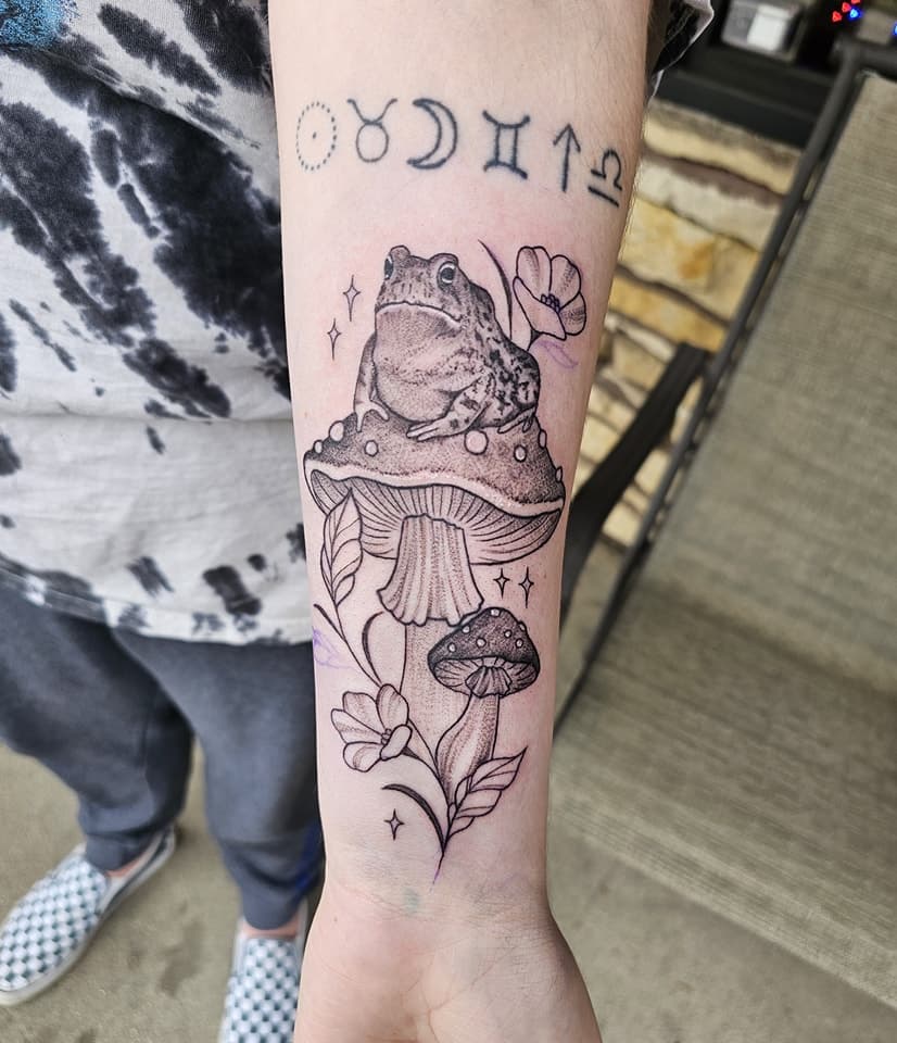 We named him Lyle 🫠🍄🐸

Done by Laura 🤘🏻

 #tattoodesign #tattoos #tattooideas #tattoo #supportsmallbusiness #blackandgray #stippleshading #toad #toadtattoo #cutetattoos