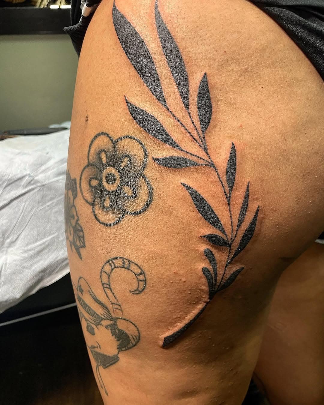 Did this leafy vine and frog on @outragedgrandpa today!! Thanks for the support!! 🤘  #tattoo #tattooshop #leaf #frog #black #instagram #houston #tx #tat #line