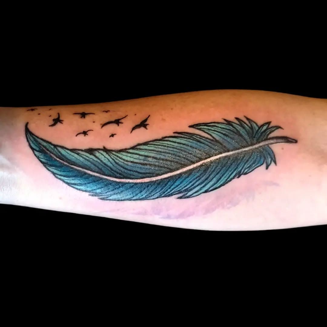 Feather tattoo #keoztattoo #keoz #uk #uktattoo #blackworktattoo #blacktattoo #feather #feathertattoo #color #colortattoo #readink #reading #london #londontattoo #readingtattoo