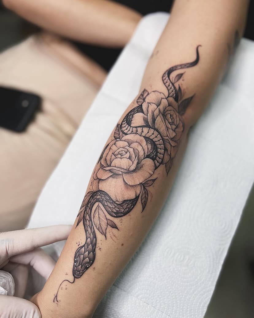 ⚜️• S n a k e •⚜️

Tattoo que fiz na minha brother @monique.bjj 
Obrigado por ter vindo de sua cidade pra se tatuar comigo, 3 horas de duração, técnica mista de traços finos, traços mais largos e texturas com rastelado, com utilização de tinta preta pura e diluição. 🤓✍🏻
#tattoo #snaketattoo #tat #tatuagem #natural