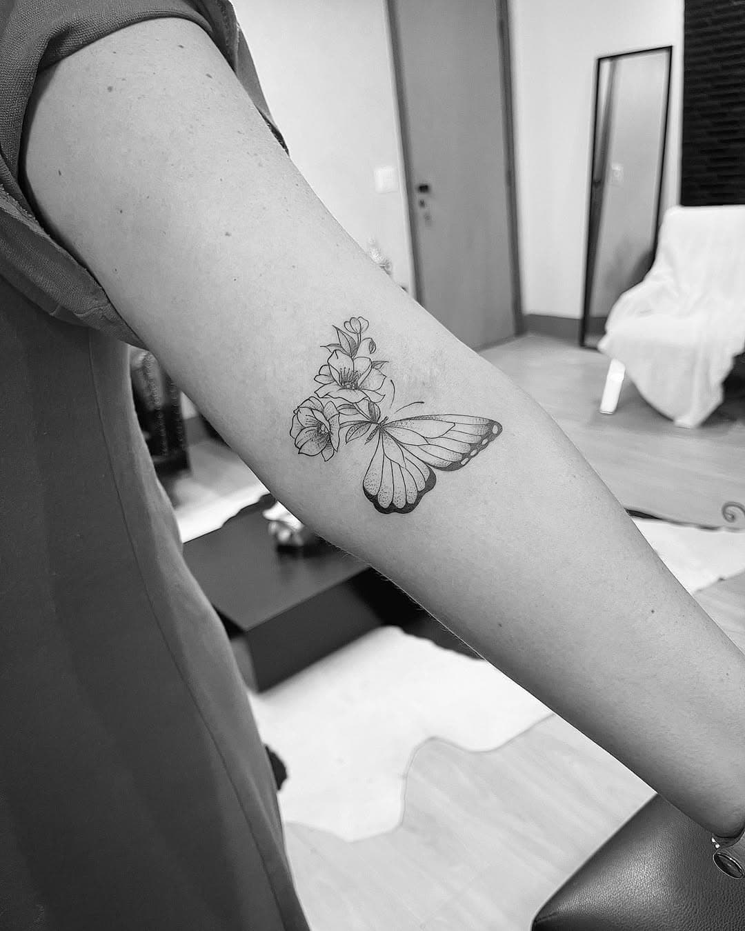 Borboleta feita na minha amiga @rafaelarosa77 🦋 
Esse ano completou 10 anos que ela fez a primeira tatuagem comigo. Amei saber disso e também nosso papo que foi incrível!
Obrigada pela preferência, Rafa.
Espero que você tenha gostado ♥️🙏🏻