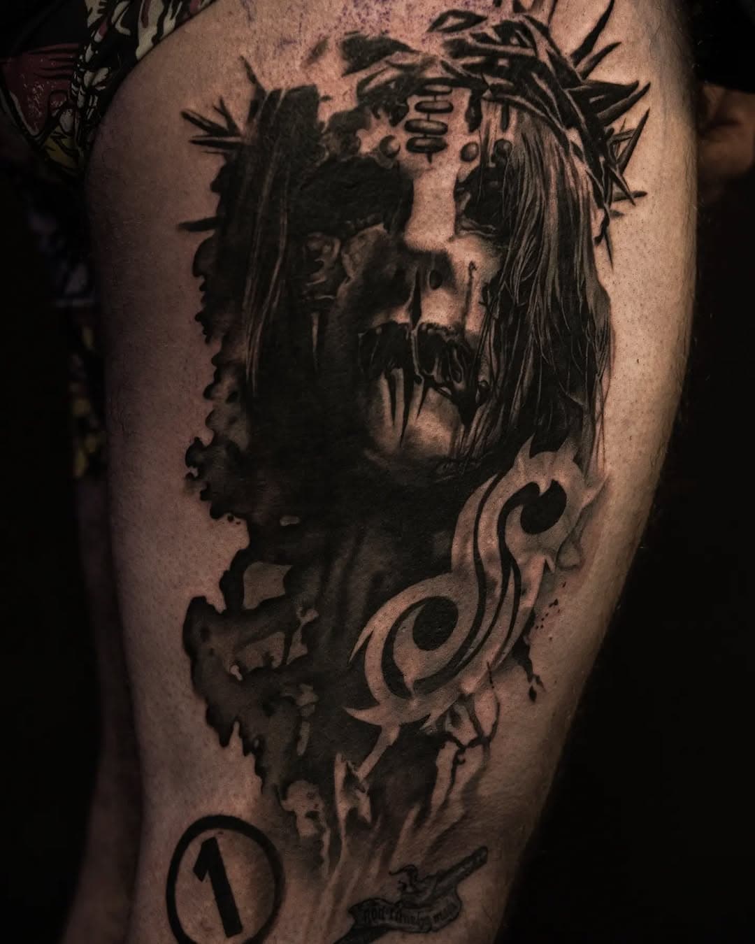 Merciii Gautier d'avoir adopté mon flash de Joey Jordison ✨️🙏

J'avais tellement hâte de le réaliser, tu as été un vrai guerrier pendant cette séance, il reste une petite partie à peaufiner,  j'aimerais beaucoup réaliser d'autres projets comme ça donc n'hésitez pas 👀

📍 @enygmatattoo 

Sponsors:
@probodysupply 
@caenjaimemapeau 
@bodysupply_needles 
_______________________
#tattoo #joeyjordison #slipknot #slipknottattoo #Chartres #realismtattoo #blackandgreytattoo