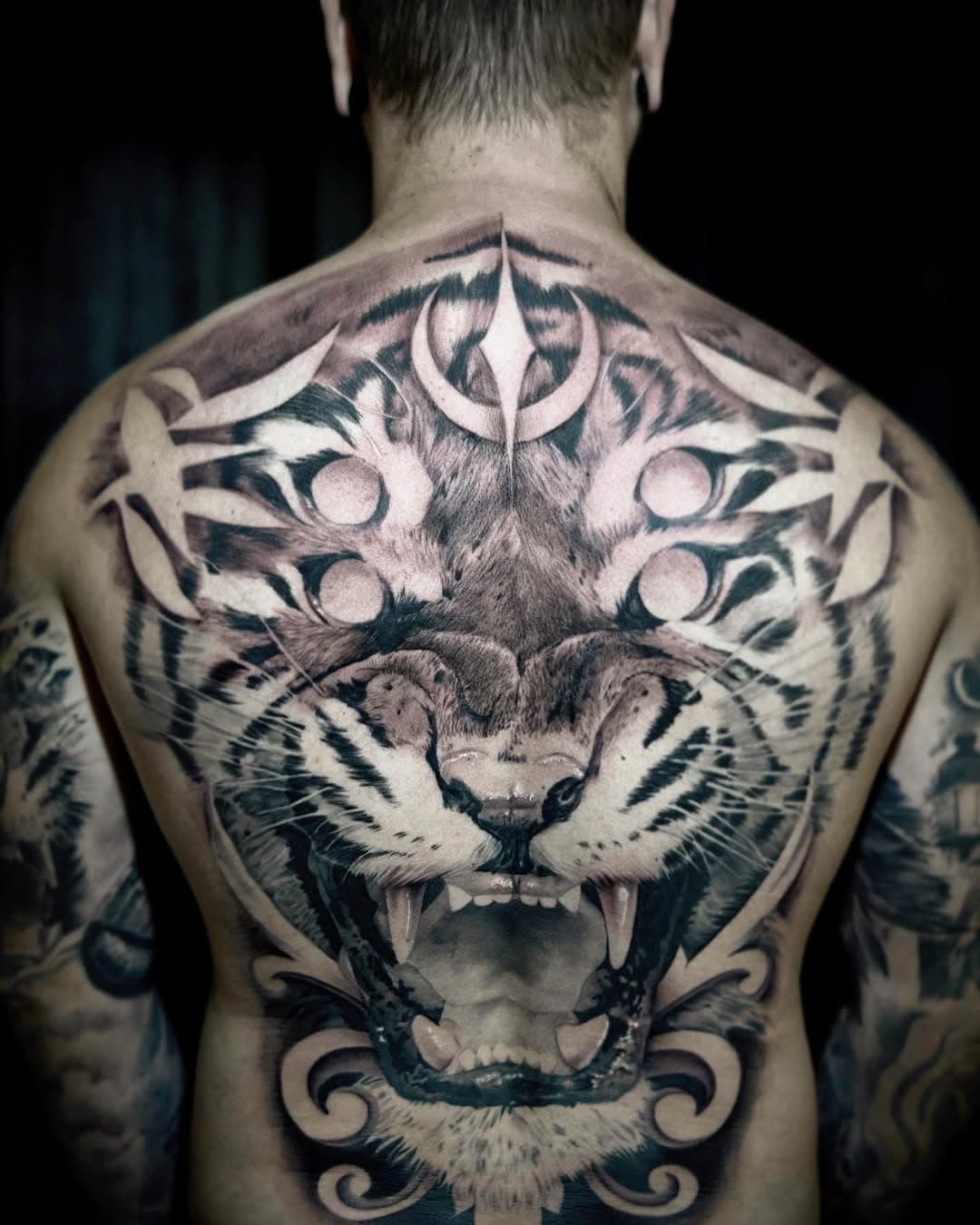 full back made by @zilotattoo and @rasteu_tattoo #fullbacktattoo #fullbacktattoos #fullbackpiece #tigertattoo #realistictattoo #realisticart #blackandgreytattoo