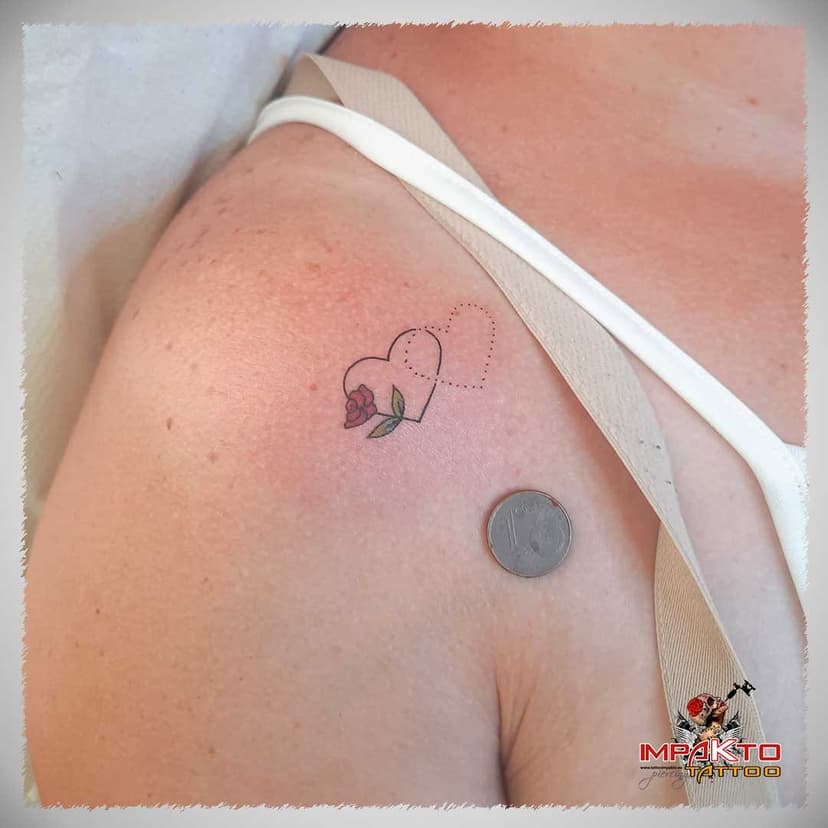 Tatuajes pequeños y sutiles para mujeres, corazones con de líneas finas con detalles ✍
.
.
.
.
.
.
.
.
.
 #roquetasdemar #impaktotattoo #tattoolife #tat #tatoo #tatuagem #girls #girlswithtattoos