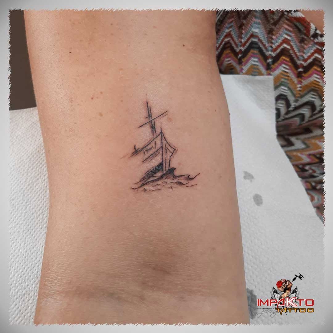 Tatuajes pequeños con temática marina 🌊
Barco de líneas finas y silueta de ola.
.
.
.
.
.
.
.
.
.
 #girlswithtattoos #girls #tatuagem #tatoo #tat #tattoolife #tattoo #tatuaje #tattoodesign #impaktotattoo #roquetasdemar