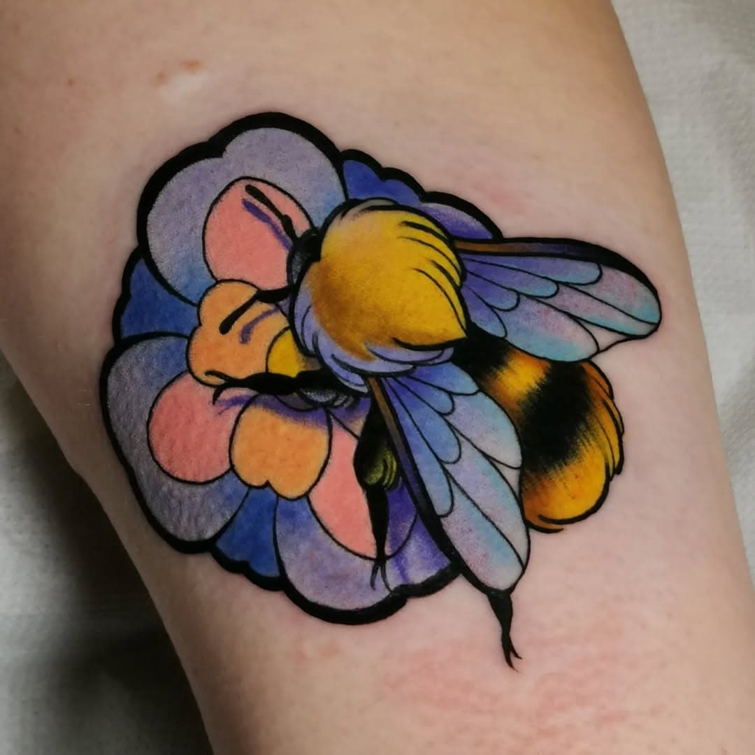 Bzzz i did it again 🐝🏵️
Bee No. 7 ❤️
Thanks so much for the trust Leigh it was a pleasure tattoo this bee for you at @xoticatattoo
.
Next dates:

📌 Düsseldorf 9-14 October @gloriousartdeutschland

📌Aachen 16-21 October @sabotage.tattoo.aachen

📌Glasgow 29 Jan - 3 February @hardlinesglasgowtattoo

📌 Northampton 26 Feb - 2 March
@fatfugu

📌Manchester 16-17 March @tattooteaparty
.
#yaia_ink #tattoo #tattooguest #neotraditional #neotraditionaltattoo #ntgallery #tttism #tattooteaparty #flashtattoo #beetattoo #colourfultattoo #bee #inked #tattoooftheday #colourfultattoos #londontattoo #totaltattoo #neotradlondon #tttswrlds #tattoosnob #loveneotrad