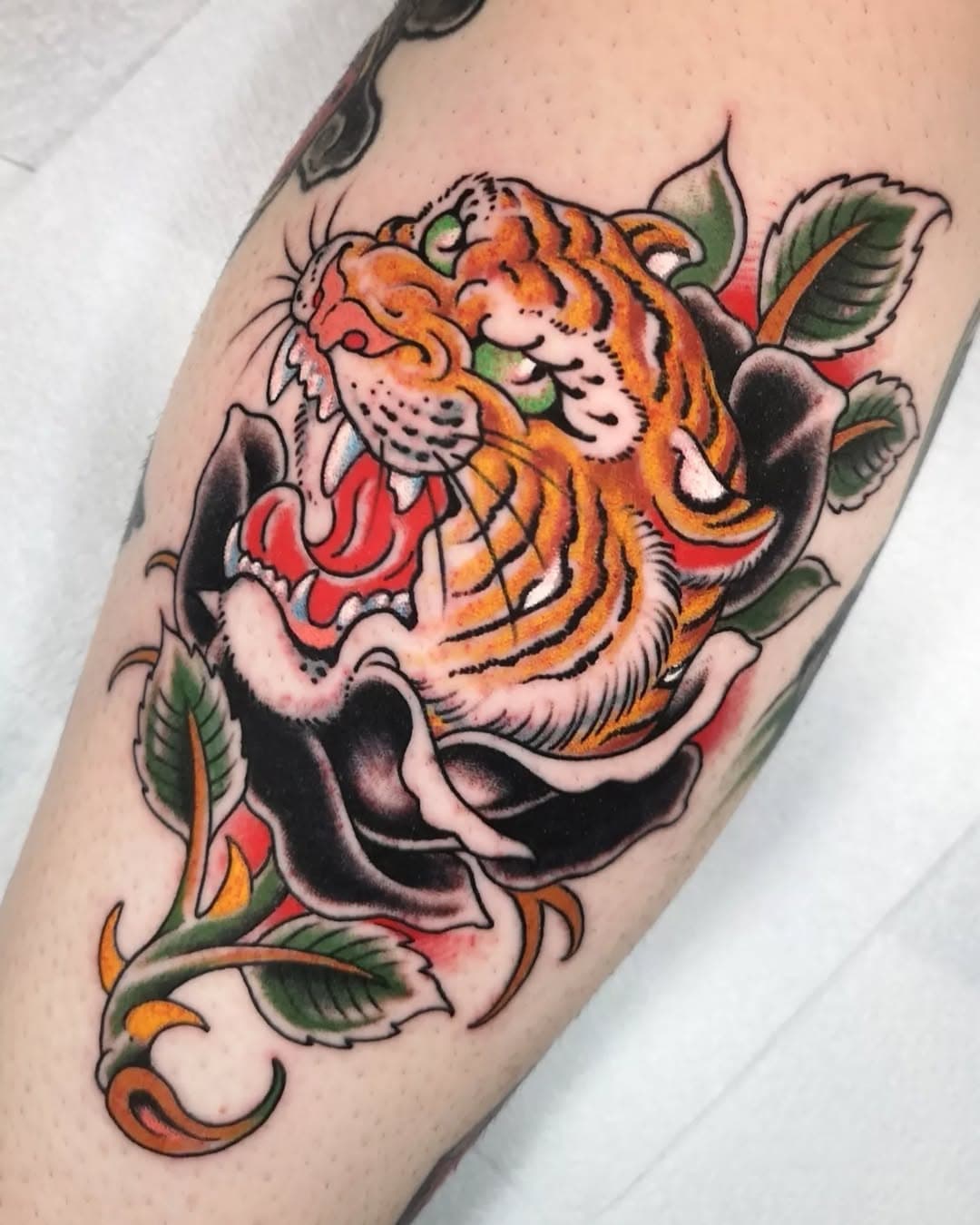 Second one at @dublintattooconvention for Alberto. Muchas gracias, salao! #tatuaje #traditionaltattooflash #madridtattoo #dublintattoo #tigertattoo #rosetattoo #classictattoo #tattooflash