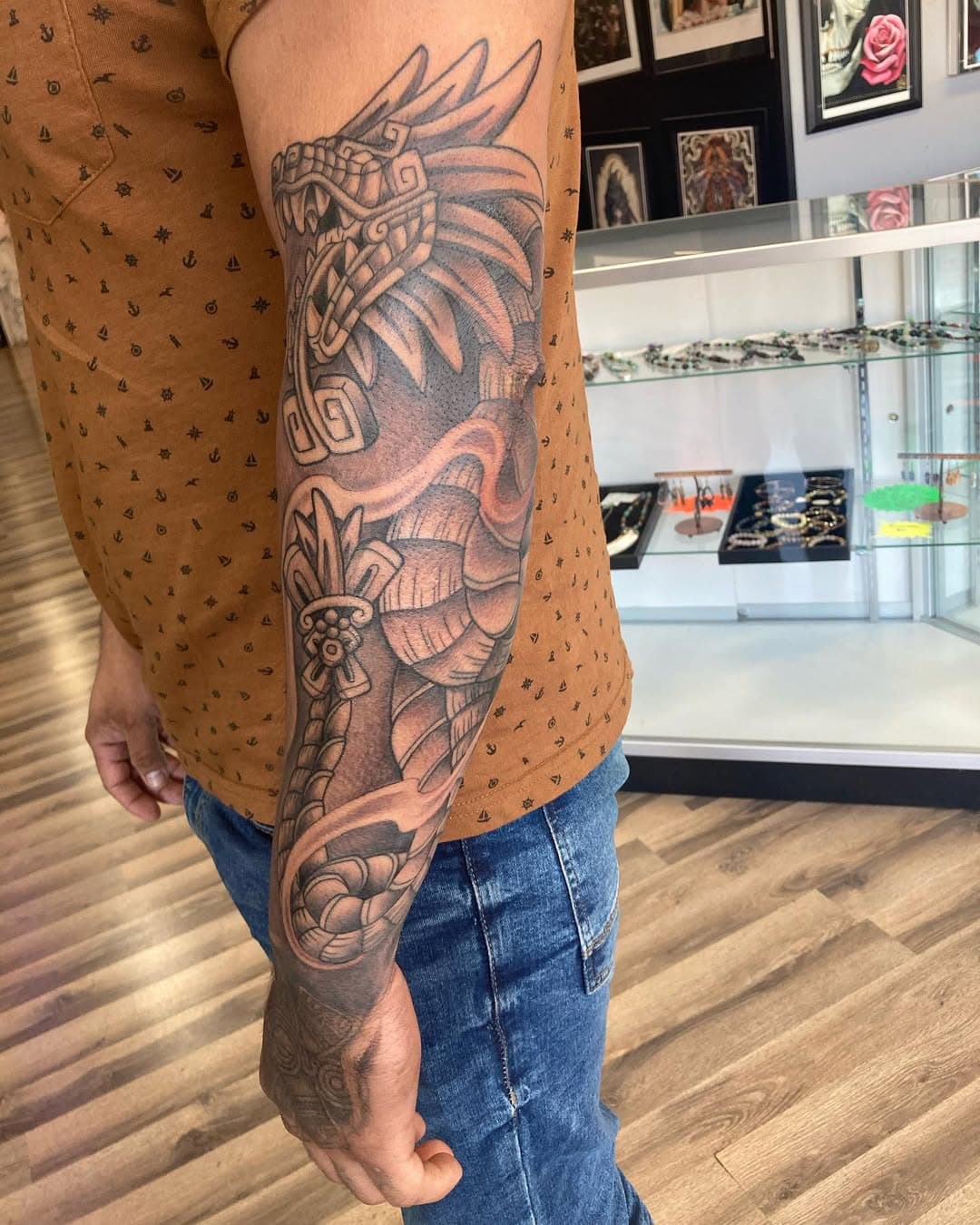 Part 2, continuing on with this sleeve @vinniestattoo swipe for the process