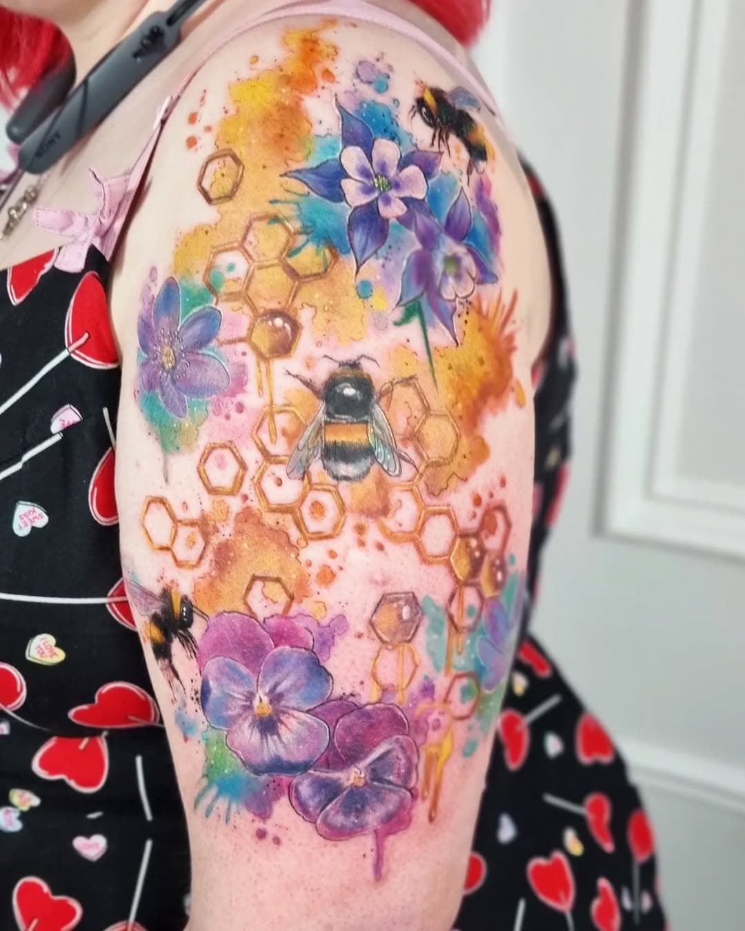 Happy Birthday @elle.mj.bee 🎉 such a pleasure to tattoo you, I hope you are 'Buzzing' with your new tattoo 🐝 
.
.
.
.
.
#sempertattoo #killerinktattoosupplies #dermalizepro #fusionink #scottishtattooclub #watercolourtattoo #beetattoo #bee #manchesterbee #honeycomb #floraltattoo #honey #watercolourbee #beesofinstagram #bees #edinburghtattoo #tattoolife #tattooart