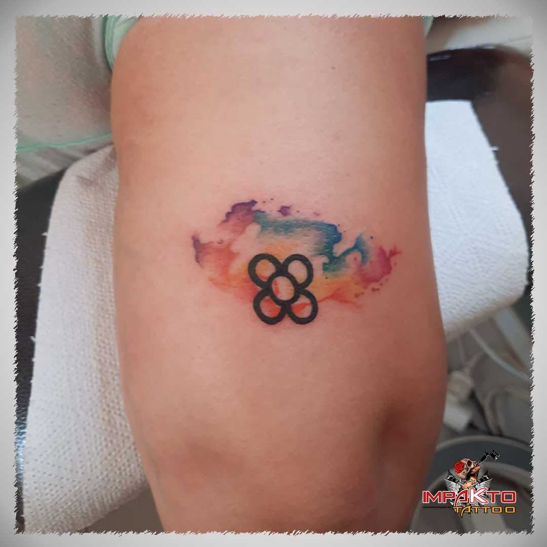 Tatuajes pequeños con remates coloridos y técnica acuarela.
Flor en el brazo.
Nicknames y signo infinito en el pecho.
.
.
.
.
.
.
.
 #girlswithtattoos #boys #girls #tatuagem #tatoo #tat #tattoolife #impaktotattoo #roquetasdemar #tattoodesign