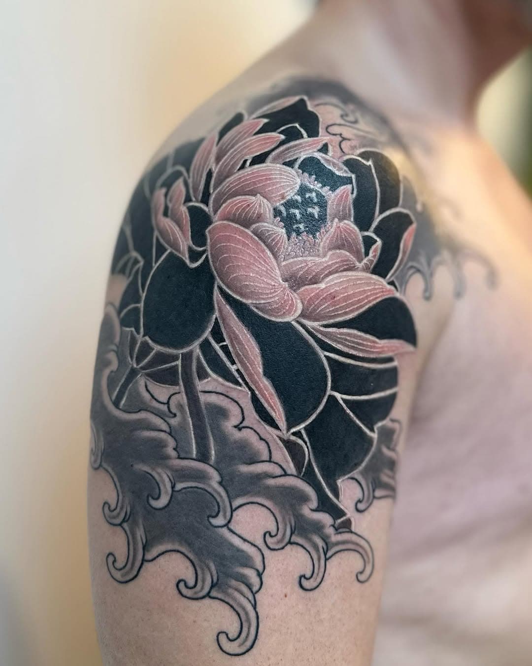 I loved doing this white outline lotus on Rob last week. Haven’t done anything like this for quite some time, I’m so thankful that he asked me to do this. Now I’d like to do a sleeve in a similar style so if anyone is up for it, either contact the studio or click the contact form in my bio

#nikolelowe #lotustattoo #eastlondontattoo #hackneytattoo #whiteoutline #blackandgreytattoos #lotustattoo