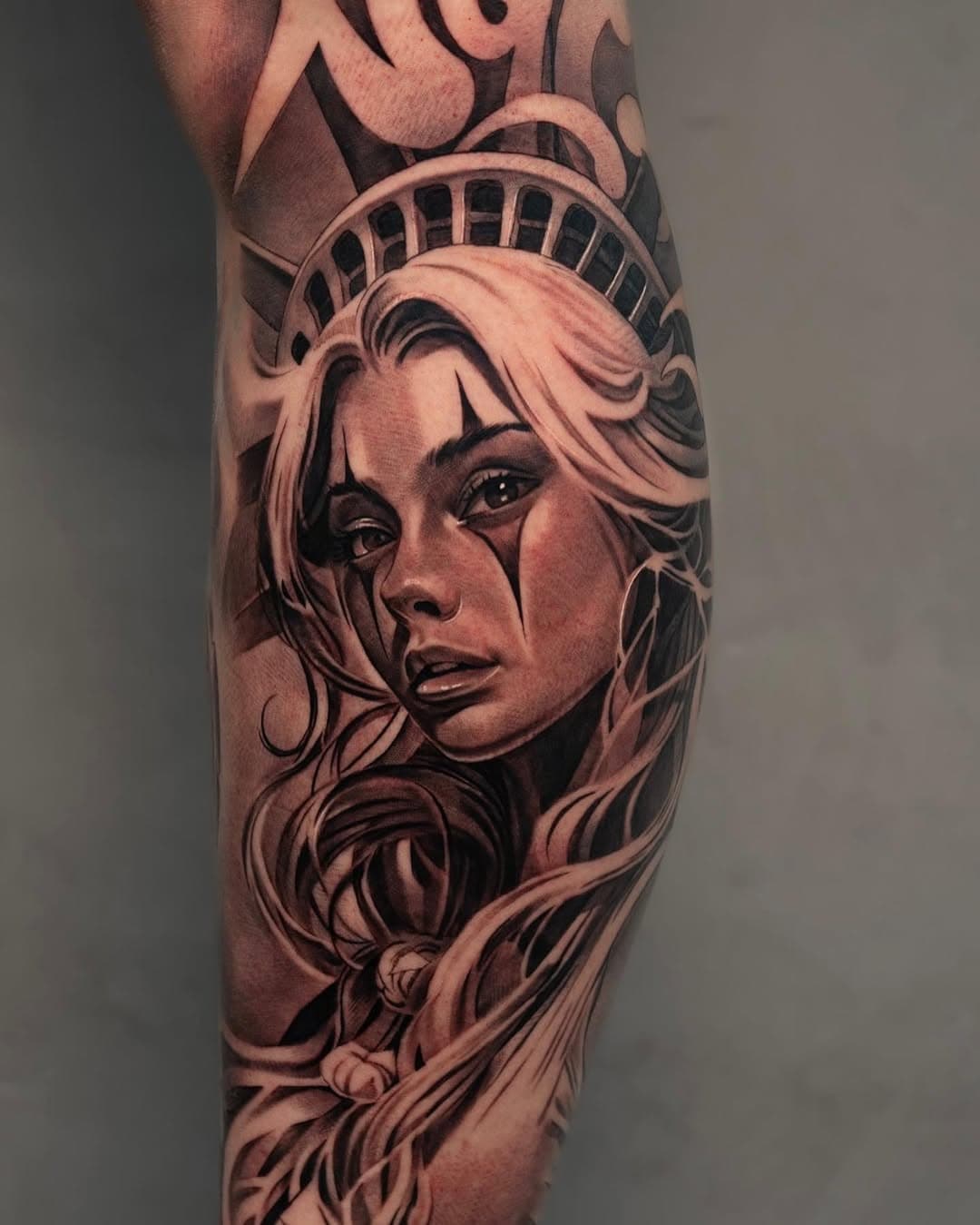 NYC babe - 🗽 💋 

—> 👀 

Using @kwadron 5rl and 15SEM 

#blackandgray #blackandgraytattoo #tattooer #payasa #clowngirl #nyc #ladyliberty #realistictattoo #tattooartist #tattoos #tattoolife #tattoolovers #inked #inkedup #inkedgirls #inkedgirl #tatuajes #miami #newyork #miamitattooartist #tattooideas #artistsoninstagram