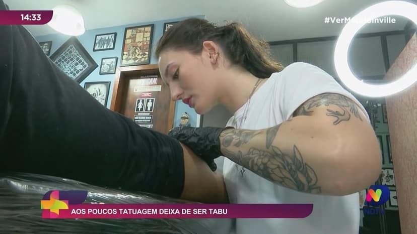 Ontem foi ao ar a matéria em que a Corpo Fechado foi um dos estúdios participantes. O repórter @felipebambace gravou e se tatuou com a @paula.amarantte para o programa Ver Mais da @ndtvjoinville 

@mochtattooist e @senaeperro também aparecem! O link pra assistir tá nos stories e vai ficar no destaque “CFTATTOO 💎” depois!