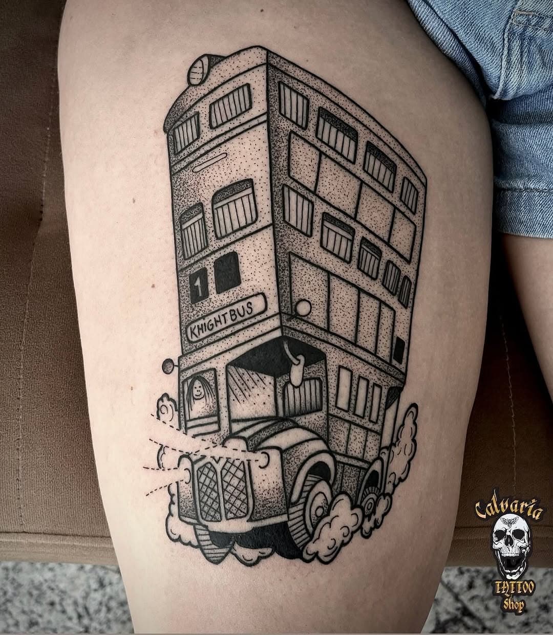 Mais uma tattoo do projeto de fechamento de perna com tema de Harry Potter do meu amor , @nathrios_piercer .
Muito obrigado pela confiança mais uma vez! 
❤️😘 #tattoo #tatuagem #harrypotter #harrypottertattoo #knightbus #ink #inked #inkedtattoo #pontilhismo #pontilhismotattoo