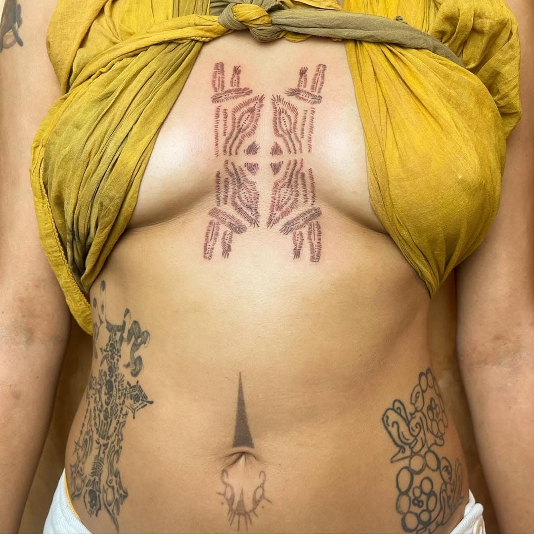 Sacred Dream portal Protection for @mothersuperior__ 🤎🤎🤎🤎
Belly button spirit protection by mee 🤎👍🏾🧡🙈

Two of my favs pieces I’ve ever done 🥰

Natural dyed scarf by @daughtersofwater.co 🥰🥰🥰🥰

Link in bio to book oct & nov +December 

#browntattooink #browntatu #dreamportal #dreamcatcher #chesttattoo #sternumtattoo #tattoomedicine #indigeoustattoo