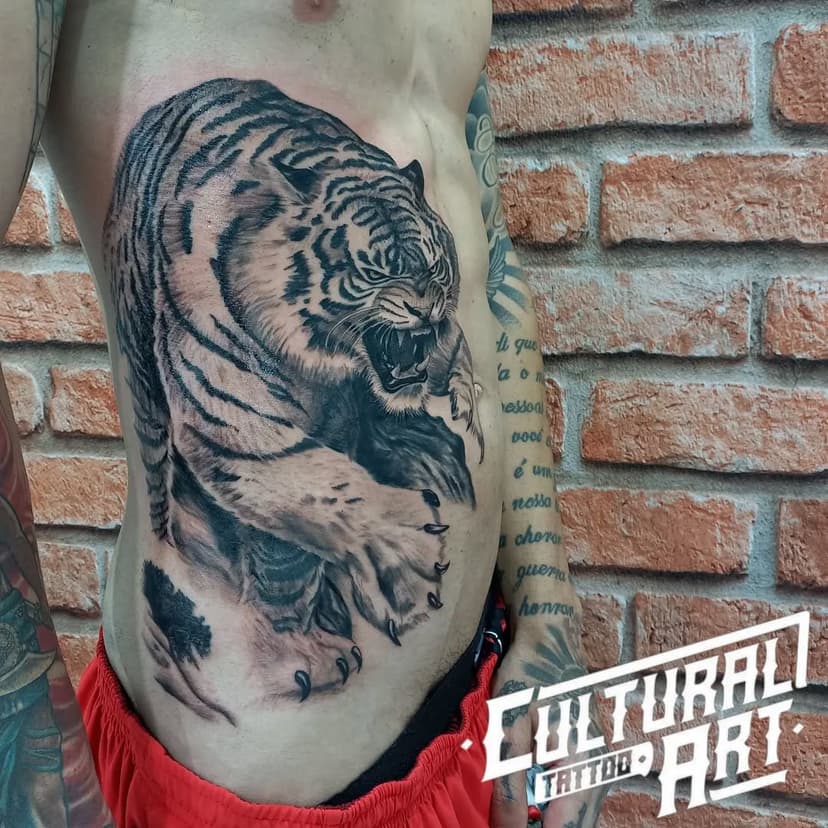 Eu acho que vi um gatinho...
🏆 TRABALHO PREMIADO NO EVENTO MELHORES DO ANO 🏆
> Fotos sem edições e sem lente polarizada
> Deslize para o lado <->
.
.
.
.
.
.
.
.
.
.
.
.
.
#tiger #tigretattoo #tigre #tigertattoo #realistictattoo #tattoorealista #nofilter #semfiltro #tattoodequalidade #semlentepolarizada #tatuagemrealista #tatuagemsombreada #blackandgreytattoo #culturalarttattoo