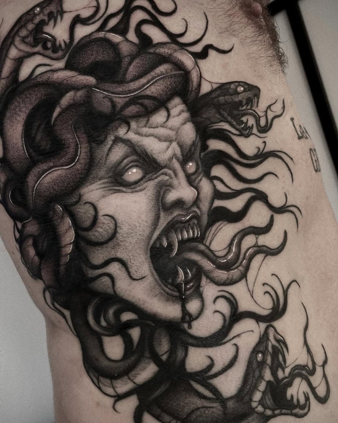 Finished this angry Medusa on the ribs 𐕣
.
.
.
.
.
@lafonderietattooshop #medusa #medusatattoo #ink #tattoo #ribstattoo #blackwork #blackworkers #blackworktattoo #inked #darkart #blxckink #metz #tattoometz #metztattoo #snaketattoo