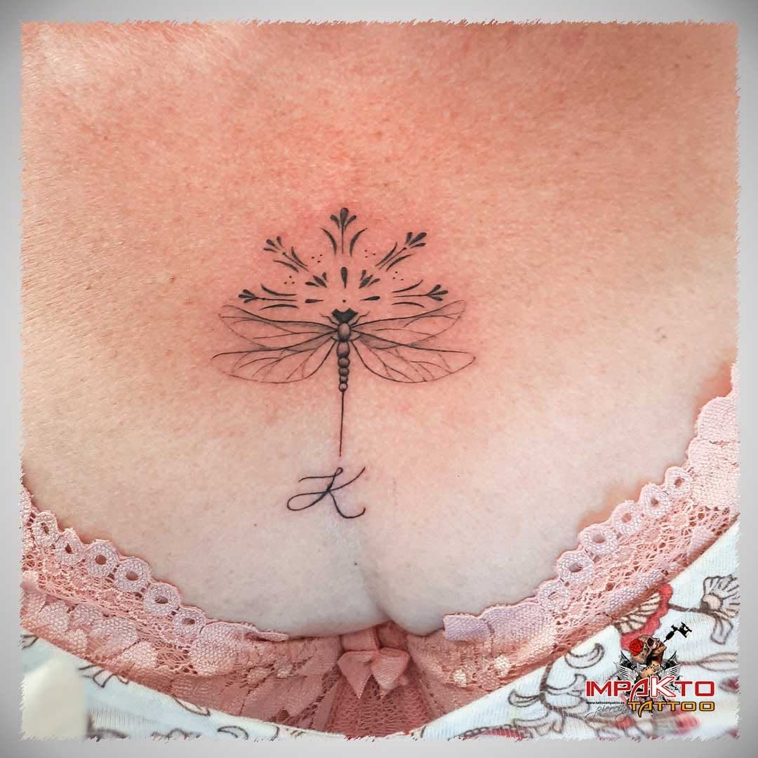 Tatuaje de animales en el pecho y cuello.
Libélula con sombras.
Golondrina con remates geométricos.
.
.
#smalltattoo #roquetasdemar #girlswithtattoos