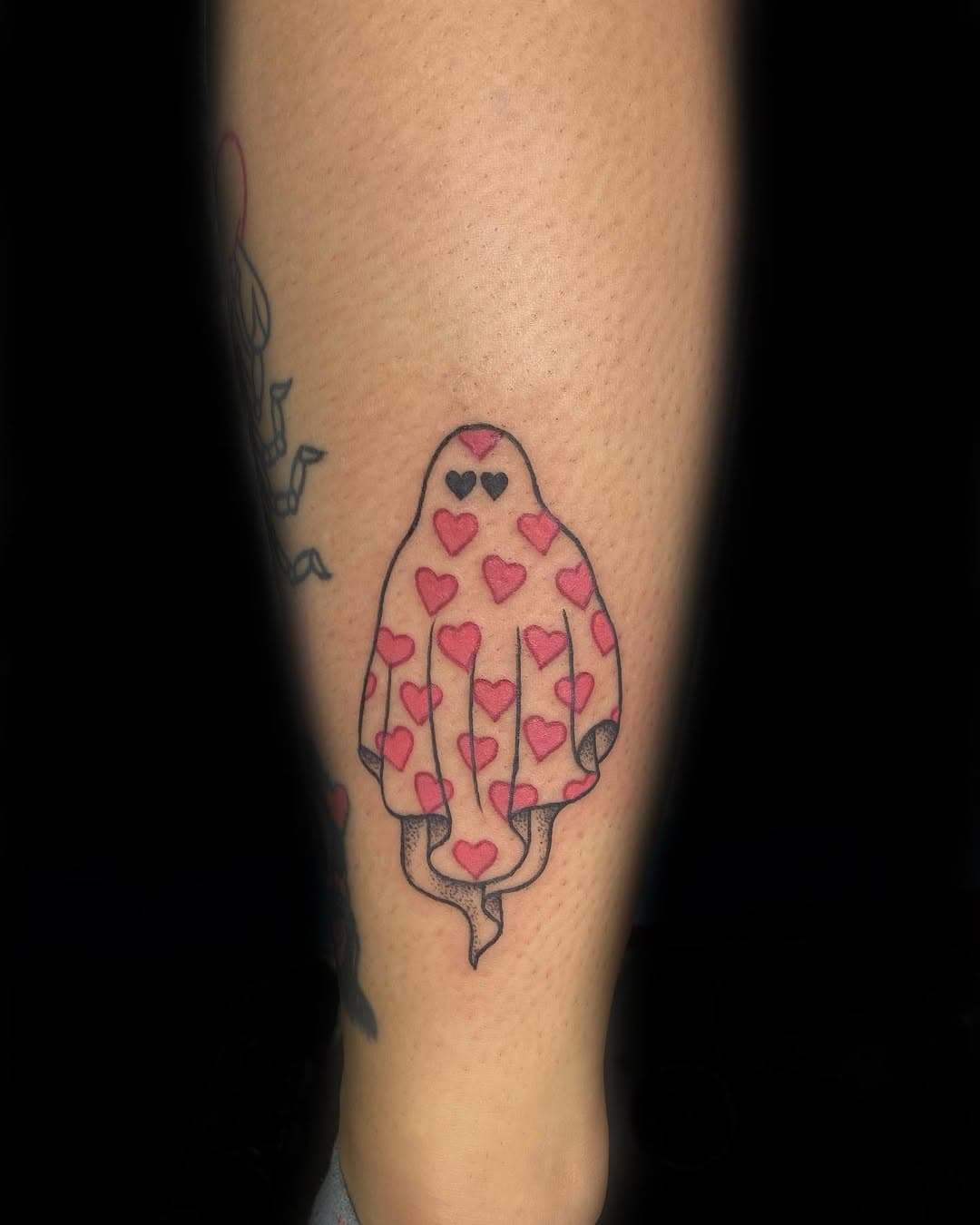 spooky ghost for @camiizoo thanks again! 👻 

#dantattoo #lemoyne #longueuil #tattoo #tattoos #ghost #ghosttattoo #halloweentattoo #spookytattoo #cuteghost #hearts