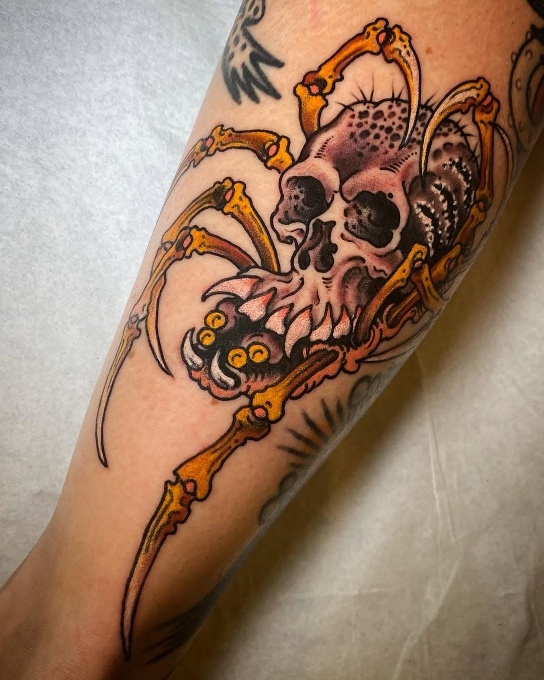 A good time in @camouflagetattoo , thank you @marie.hofs for asking me for something like this for your collection, it has been a pleasure meeting you guys @_kelu_ 

@ogstattoo 

#skulltattoo #mallorca #spidertattoo #tradworkers_tattoo #tattoooftheday #oldlines #traditionaltattoos #bright_and_bold #tattooideas #topclasstattooing #skinarttraditional #where_they_tatt #runhappy #wildtattoo