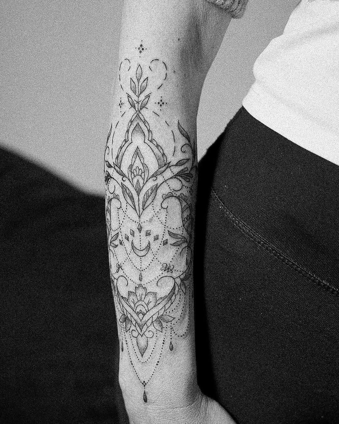 ✢ fineline ornamental ✢

#alexandratattooing #finelinetattoo #filigrantattoo #unterarmtattoo #tattooartist # tattooleipzig #leipzigtattoo #leipzig #markkleeberg #feintattoo #ornamental #ornamentaltattoo