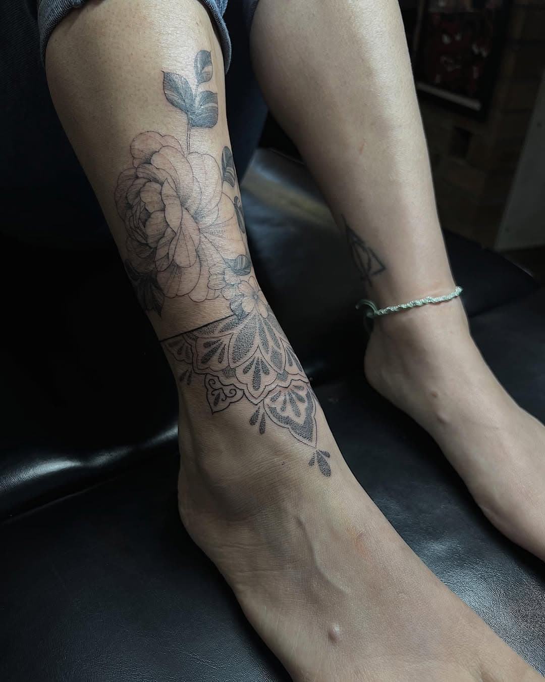 Another one from some time ago 💕 to book in please contact @electricworkshoptattoo 🥳.
.
.
.
.
.
.
.
.
.
.
.
.
.
.
#tattoo #art #artist #tattooartist #delicate #girly #stippling #linework
