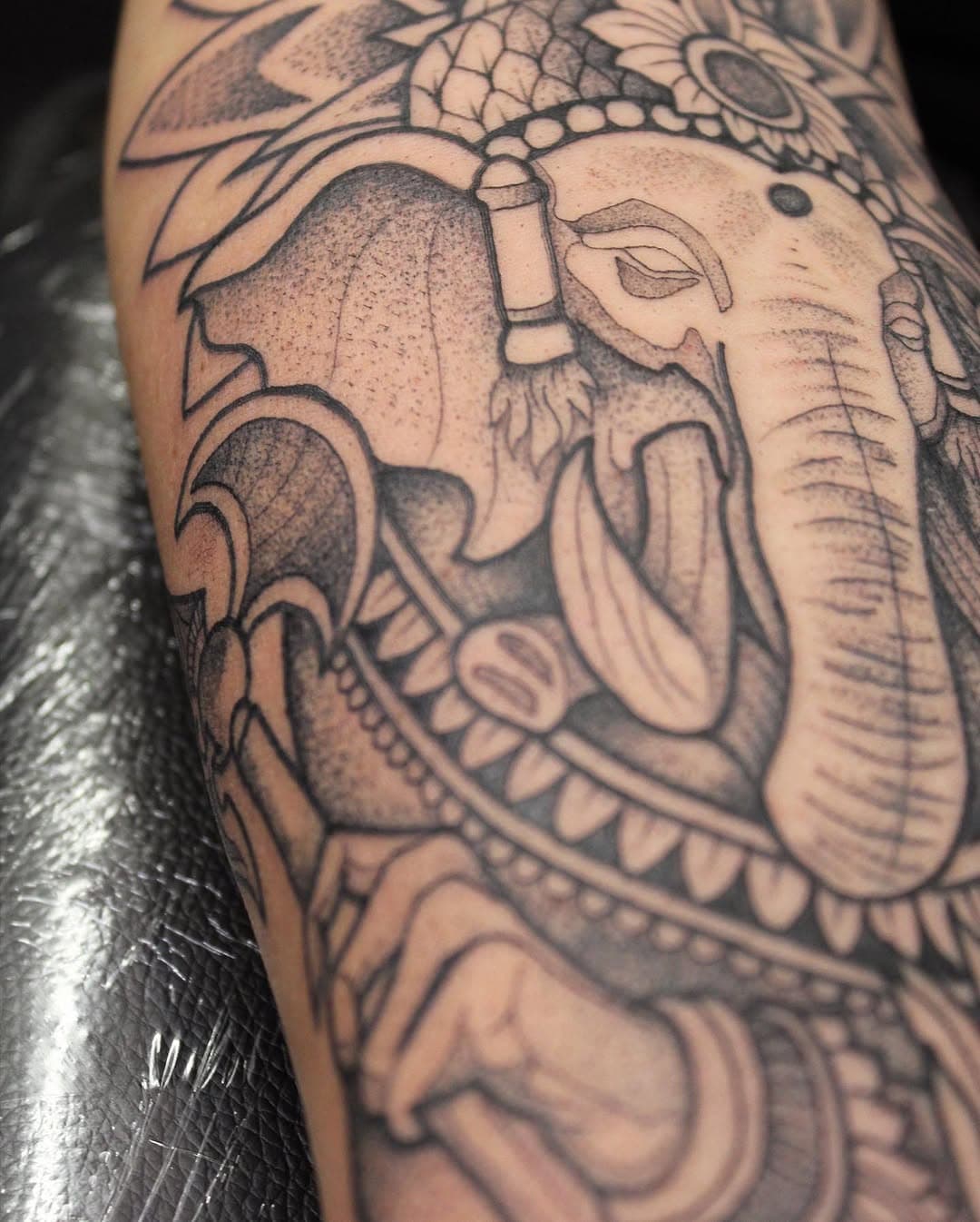 Ganesh , fai swap per vederlo guarito in video 📼 
#dotwork #blackwork #gligoink  #ganesh