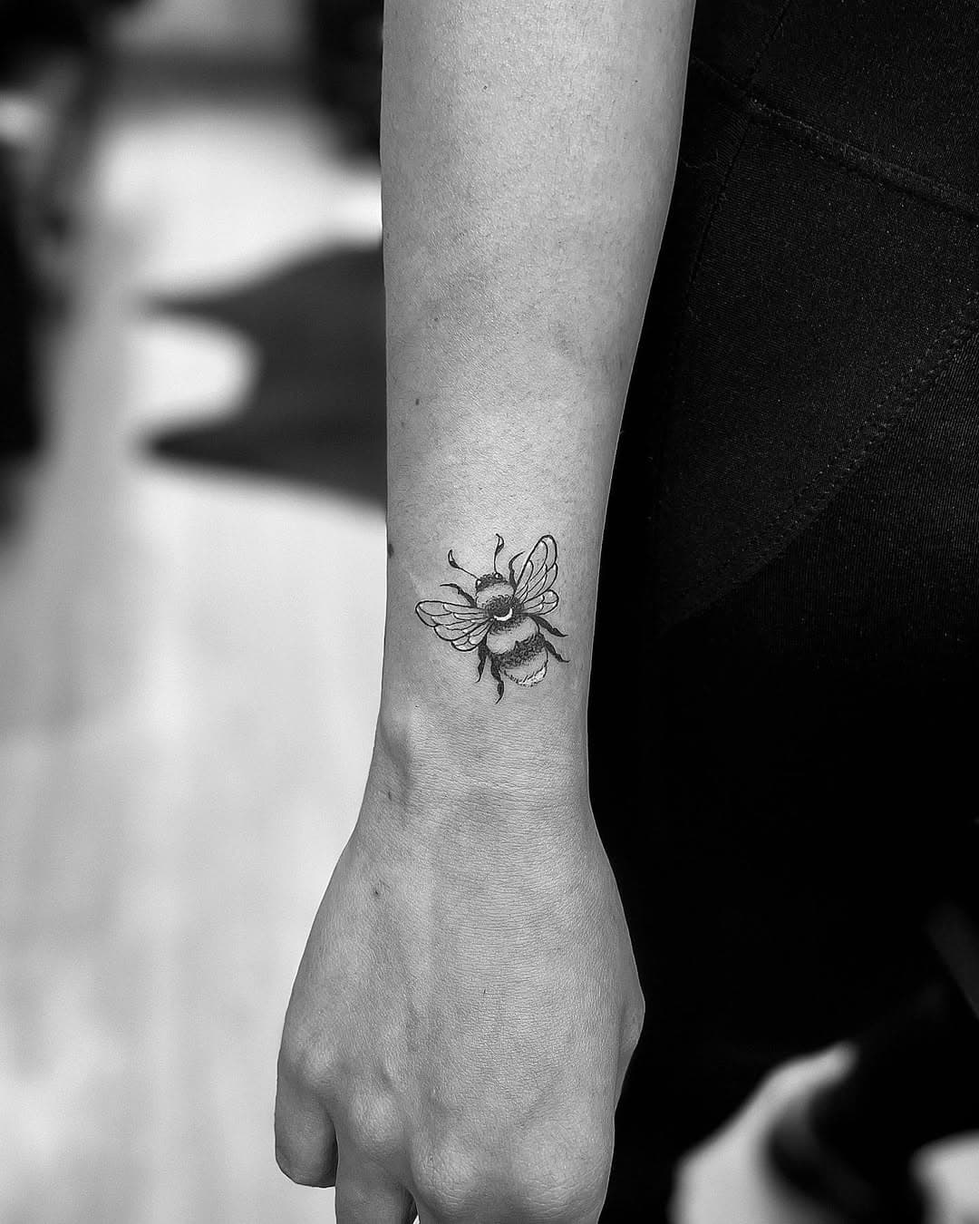 Estou apaixonada nessa abelhinha gótica que fiz na minha amiga/irmã @paamhime 🐝❤️🌙
Pam, é sempre muito incrível tatuar você! 
Obrigada pela confiança de mais de 10 anos 🙏🏻
Espero que tenha gostado e que tenha ficado como imaginou 🥰☺️
É nois madrinha ♥️