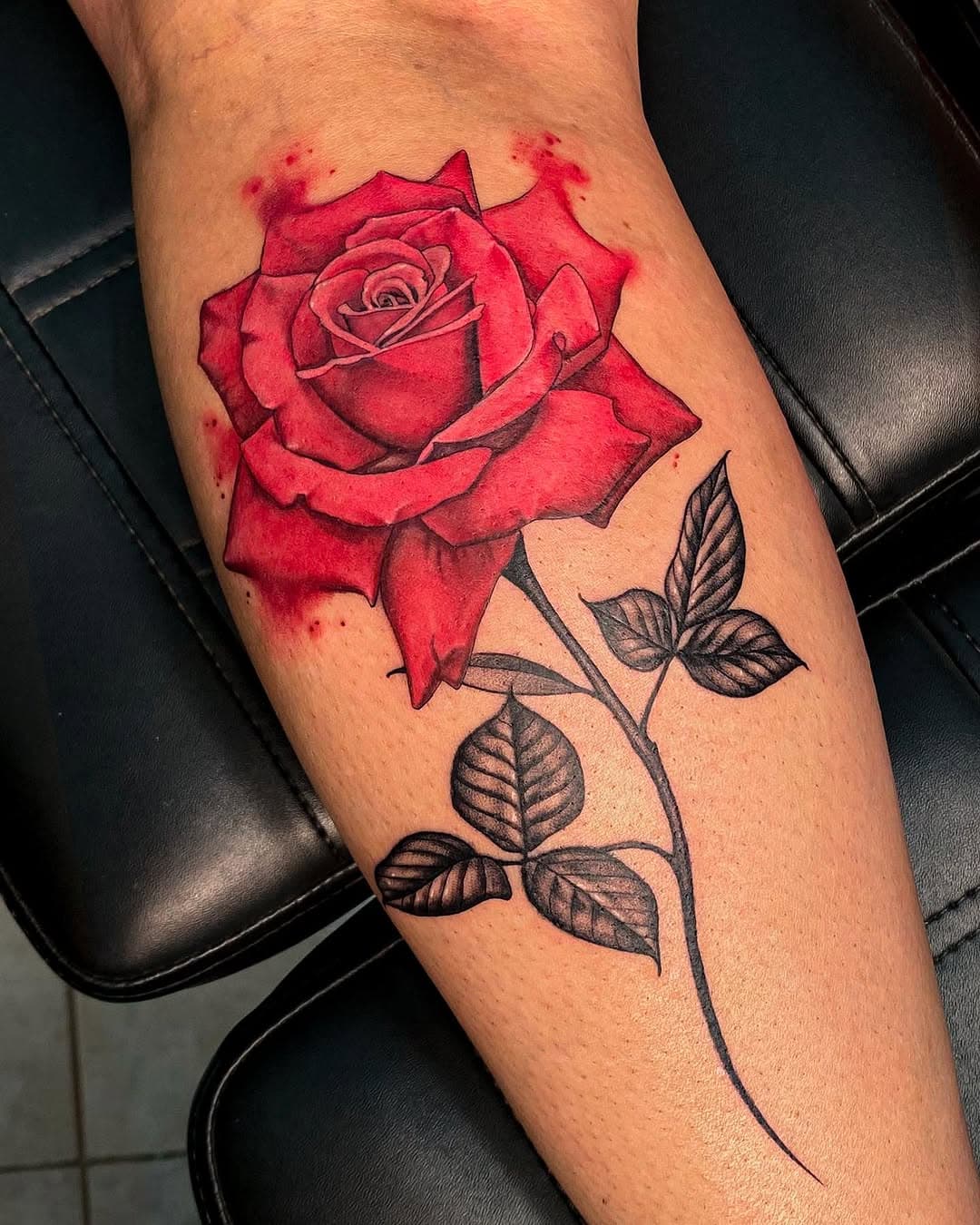 Tatuagem da @biazonluciana obrigado ✌🏽Quer orçar sua nova tattoo ? Manda inbox ou WhatsApp 19 98931-1879. Tatuador @rodrigolimatattoo 
.
.
#tatuagem #tatuagemfeminina #tatuagembrasil #tatuagemdelicada #rosa #tatuagemrosa #rosario #rosas🌹 #guerrilha #guerrilhatattoo #tattoo #rosetattoo