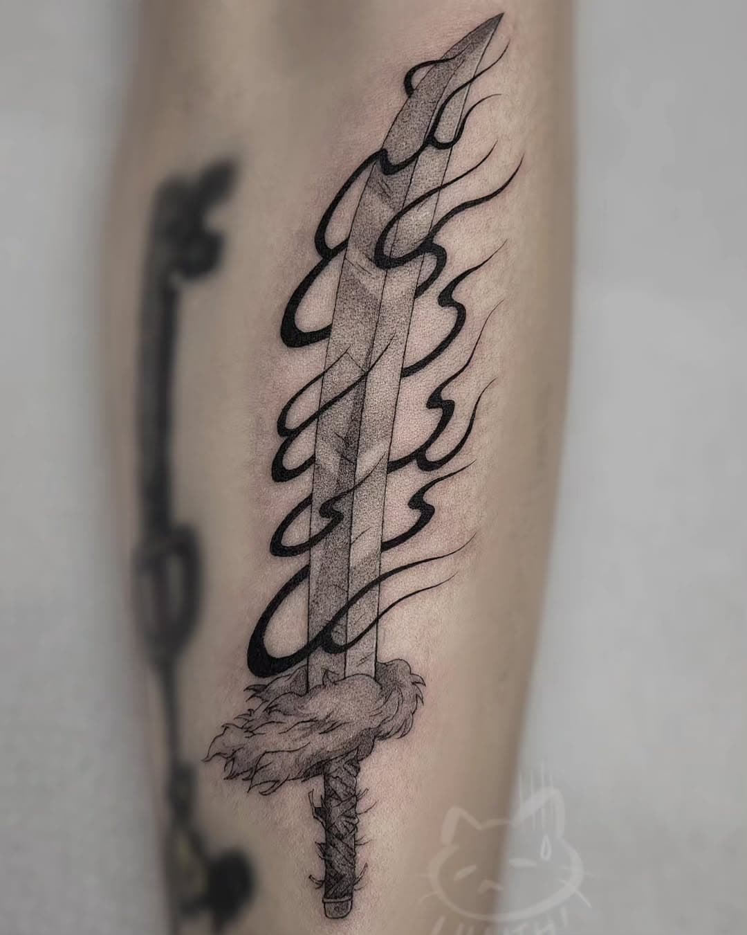 T E S S A I G A 

-is a powerful yōkai sword wielded by Inuyasha during the main story, and was originally owned by his father who had instructed Tōtōsai to forge this sword by using one of his own fangs as material for the sword's blade. 🖤

Cancelation = inuyasha flash 🫡✨️

Made Lovingly with:
☆ @crybabytattooproducts 
Stencil gel and glide
☆ @mavericktattoomercantile 
Needle cartridges 
☆ @ghosttattooco 
Tattoo tray
☆ @allegoryink 
Black ASF ink

•

•

•

•

#inuyasha #animetattoo #sword