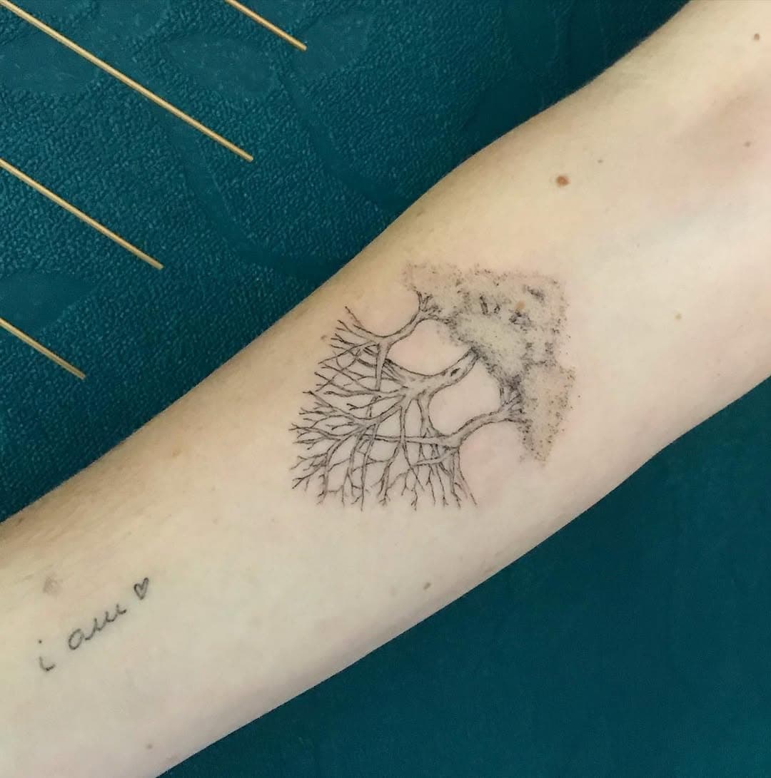 Soft trees representing her connection to her children. Thank you so much for your trust! ‚I am’ is healed without touch-up. Leave some love to please the algorithm-gods ☀️ 

#treetattoo #customtattoo #customdesign #finelinetattoo #fineline #singleneedletattoo #singleneedle #art #arte #arts #natureart #iam #spirituality #tattooart #inkspiration #inkspiringtattoos #family #liebe #germantattooers #femaletattooartist #femaletattoo #nrw #münster #münsterliebe #ms4life #ms4l