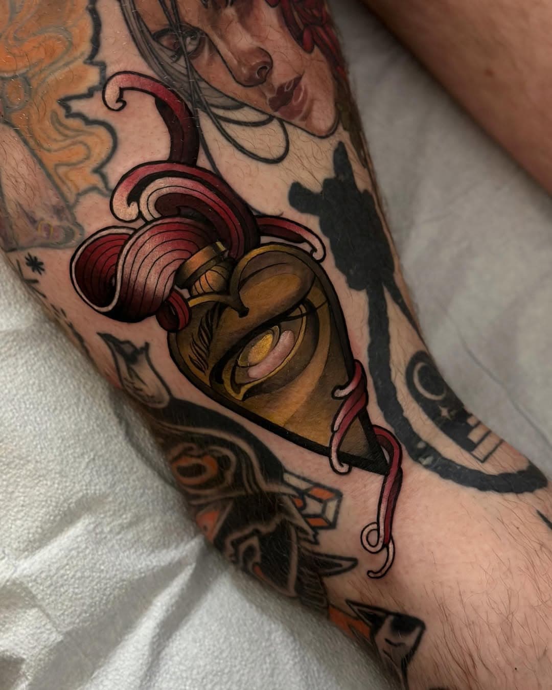 Filling a gap for my good friend @samytattoo 

right next to a @blckflwertattoo portrait 

#neotraditional #neotraditionaltattoo #neotraditionaltattoos #tattoodo #solidink