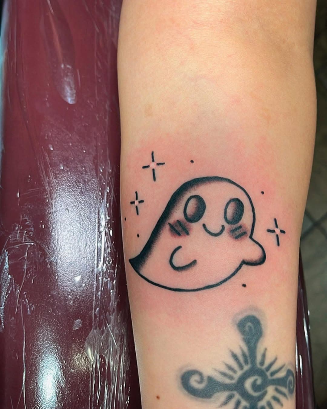 GHOSTY! 💖👻 Always fun tattooing my flash 🥹🖤Thank you Daniela! 🙏

#halloweenies #kawaii #kawaiighost #halloweentattoo #vegantattooer #vegan #tattoo #longbeach #grateful