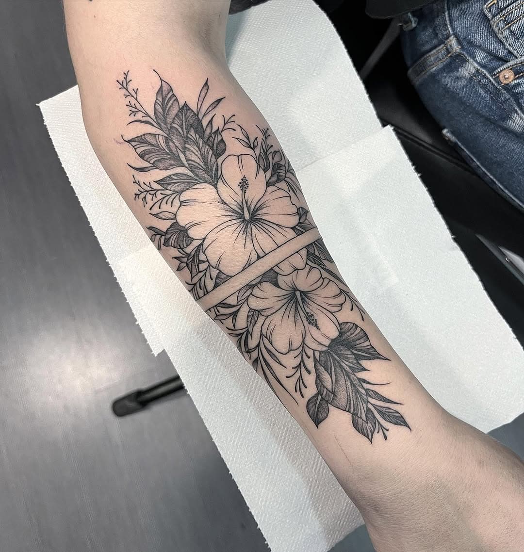 🌺Summer memories🌺 para @isabelvaldesoiro 💖 Gracias amoraaaaaa🫶🏻 #linetattoo #floraltattoo #hibiscustattoo #blacktattoo #finelinetattoo #tattoomadrid #prettytattoo #armtattoo #pintomadrid