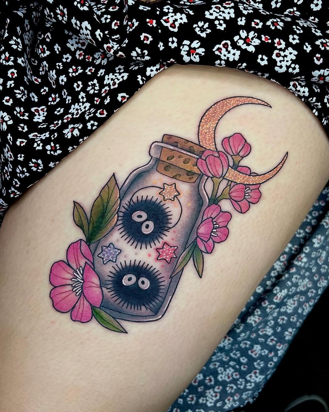 🌸🌚#susuwatari para @risetomars que se van para California 🫶🏻Gracias por elegirme💖 #chihirotattoo #susuwataritattoo #colortattoo #ghiblitattoo #pintomadrid #freaktattoo