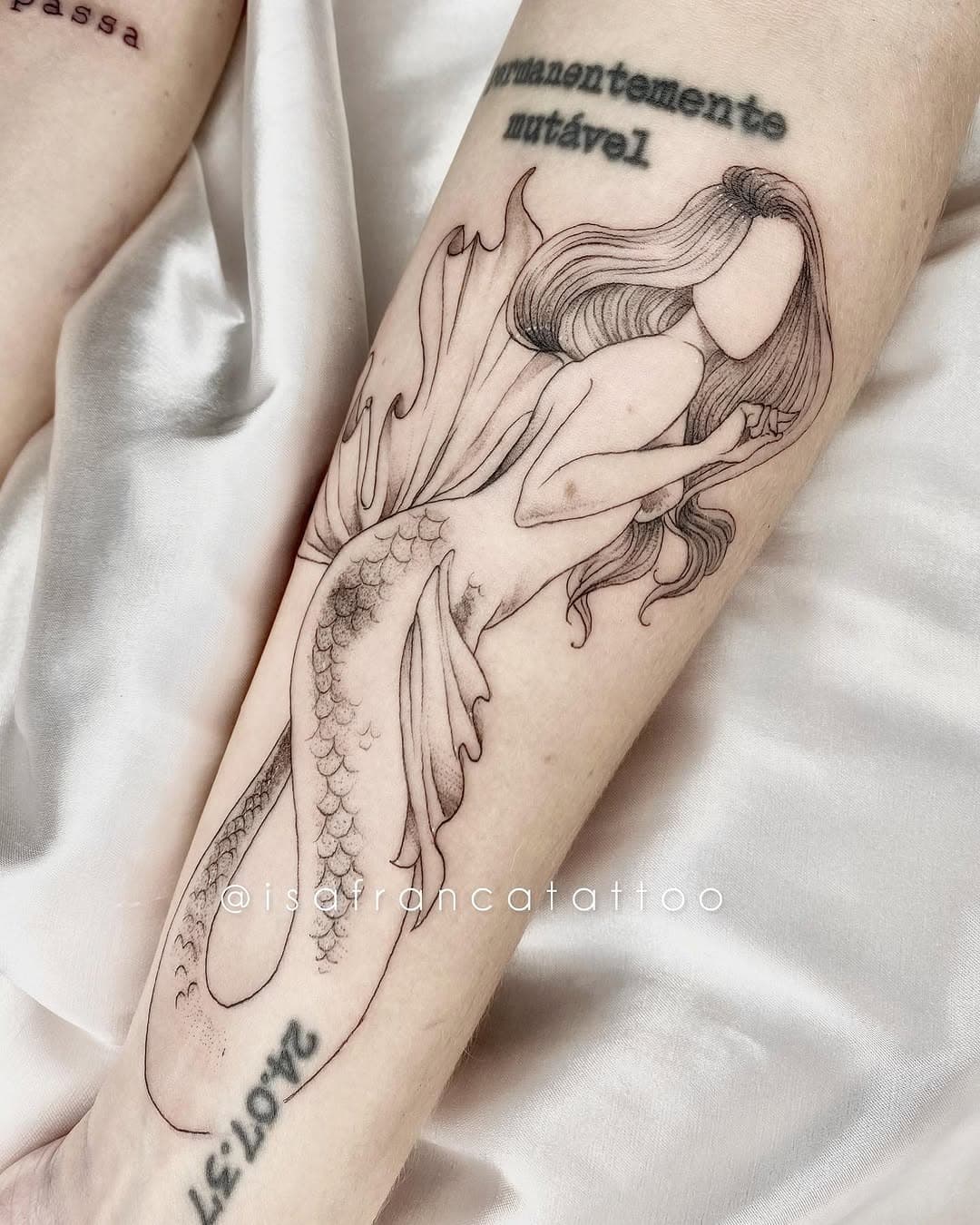 Sereia da @gessily 🩵🧜‍♀️
Gente, eu amo desenhar sereias, era a coisa que eu mais desenhava quando criança, poder tatuar isso em vcs faz a Isadorinha tão feliz q vcs nem sabem!🩷
• agenda e orçamentos via link na bio •
.
.
.
.
#tattoo #tatuagem #fineline #finelinetattoo#tatuagemfineline #sereia #sereiatattoo #mermaidtattoo #tatuagemfeminina #tatuagemdelicada #criciuma #sc #brasil