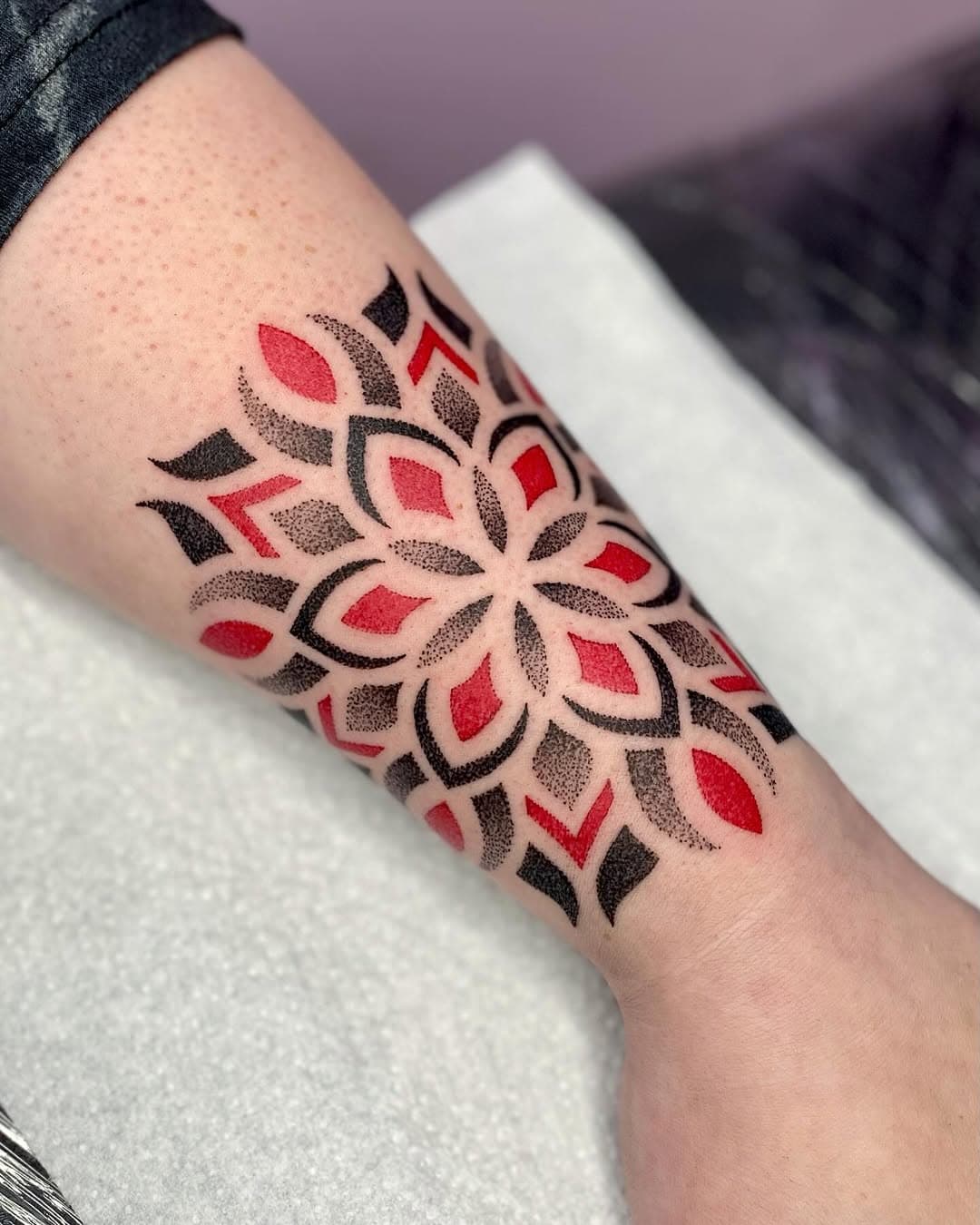 A little different but I LOVED doing this red and black mandala last week! I would absolutely love to do more 😍 or maybe with other colours? 🤔🧡