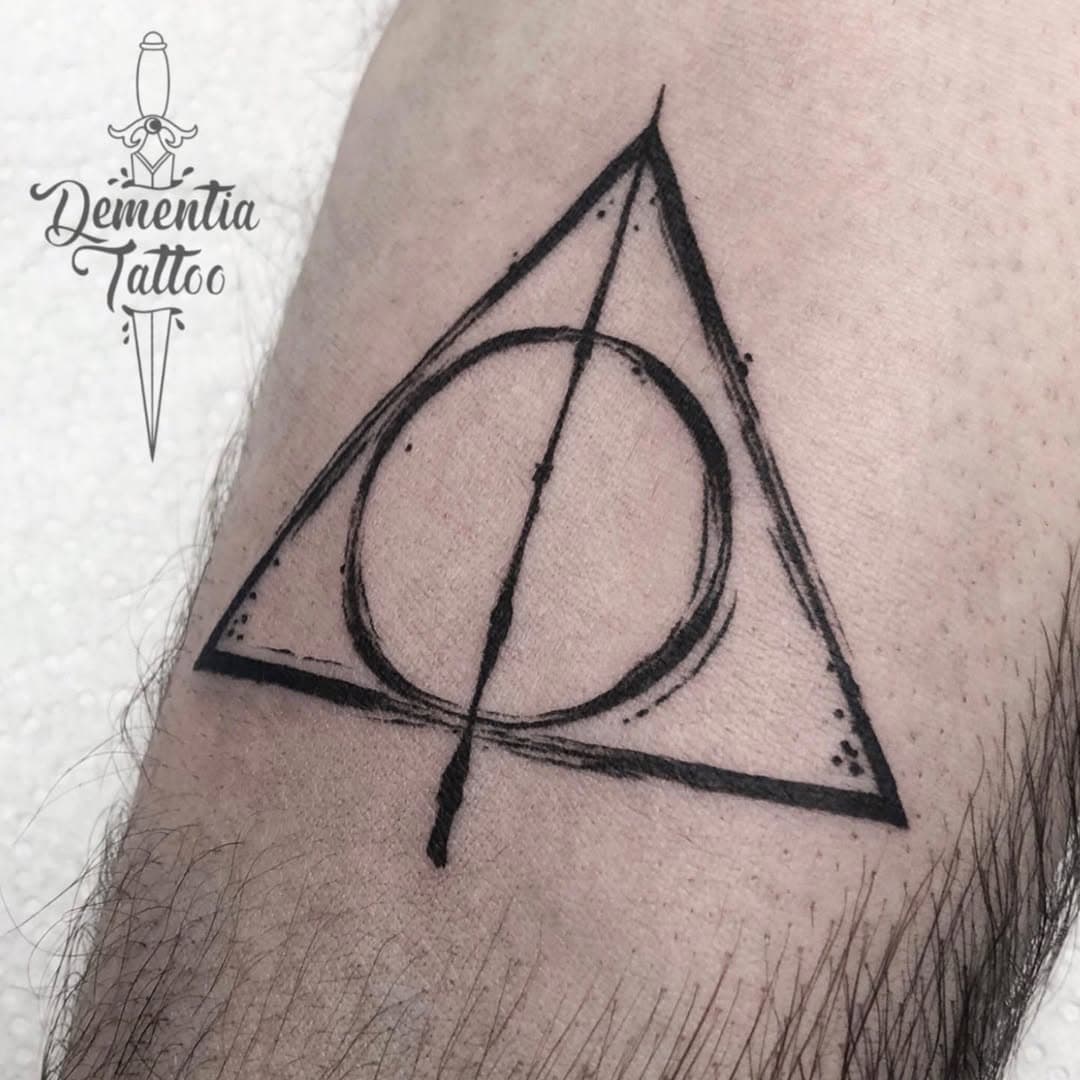 After all this time? Always 🖤❤️🪄realizado en @drassetattoostudio 

-
Artista: @dementiatattoo
-
- Para más info DM 📥
-
#harrypotter #harrypotterfan #digitalart #blacktattoo #instatattoo #blackandgrey #hearttattoo #blackworktattoo #colortattoo #inkedup #crosshatching #tattoostudio #witchcraft #tattoomodel #tattooartist #tattooflash #tattooshop #artwork #darkwork #bodyart #blackandwhite #realistictattoo #illustration #thelovers #tattoolove #witchyvibes 
#harrypottertattoo #tarotcards