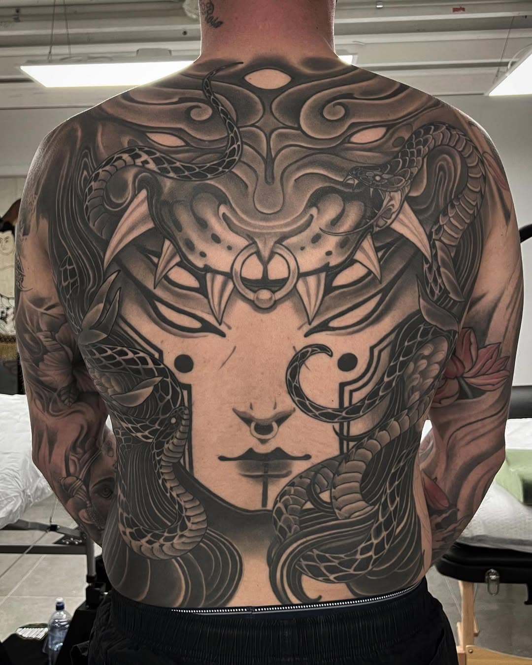 Back healed, fresh ribs 😵
Brody went full beast mode on this one, thanks for the time and dedication mate 🙏👊
Made at @goldenpanthertattoo 
-
-
-
#backtattoo #fullbacktattoo #ancientaliens #celestial #interdimensional #interdimensionalbeings #interdimensionalgod #snake #snaketattoo #snaketattoos #lucidtattoo #tattoodo #tattooartist #tattooideas #neotraditional #neotrad #neotraditionaltattoo #tattoomagazine #tattoomag #rawpigments #solidtattoos #solidink #fkirons #inkjecta #criticaltorque #numbskulled