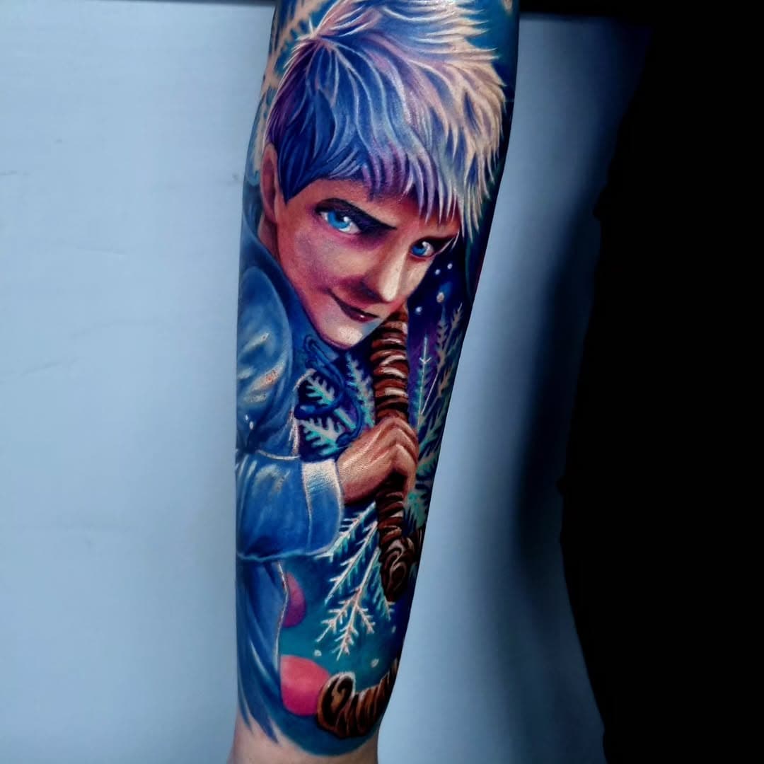 Pizga złem na mieście więc dodaje na zimno foto z sesji z przed kilku tygodni adekwatne do temperatury.  przed wami Jack Frost z animacji dreamworks Rise of The Guardians jednej z moich ulubionych  Jack jest odpowiednikiem naszego dziadka mroza ale w amerykańskiej kulturze świątecznej dla mnie bomba temat . Jest to kontynuacja całego rękawka po więcej zapraszam do śledzenia mojego konta  pozdro 😉😊
@caffeinetattoo @madbaks @rise_of_the_guardians  @dreamworks  #tattoopassion #tattoart #fullcolourtattoo #inkaddict