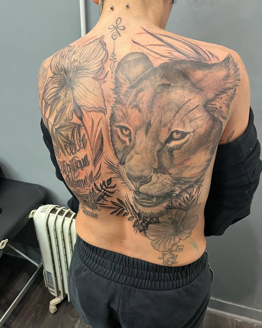 Le dos de Céline !! 🤪🤪🧨#jimmytattoo #animaltattoo #tattoo #tattoos #ink #tattooartist #inked #tattooart #realistictattoo #blackandgreytattoo #art #tattooed #tattooideas #blackandgrey #tattoodesign #lionne #lion #lioness #lions #animals  #liontattoo #lionking #lionlove #animal #lioncub #nature #lionparcel #lionsofinstagram #lionnetattoo #tattoolionne