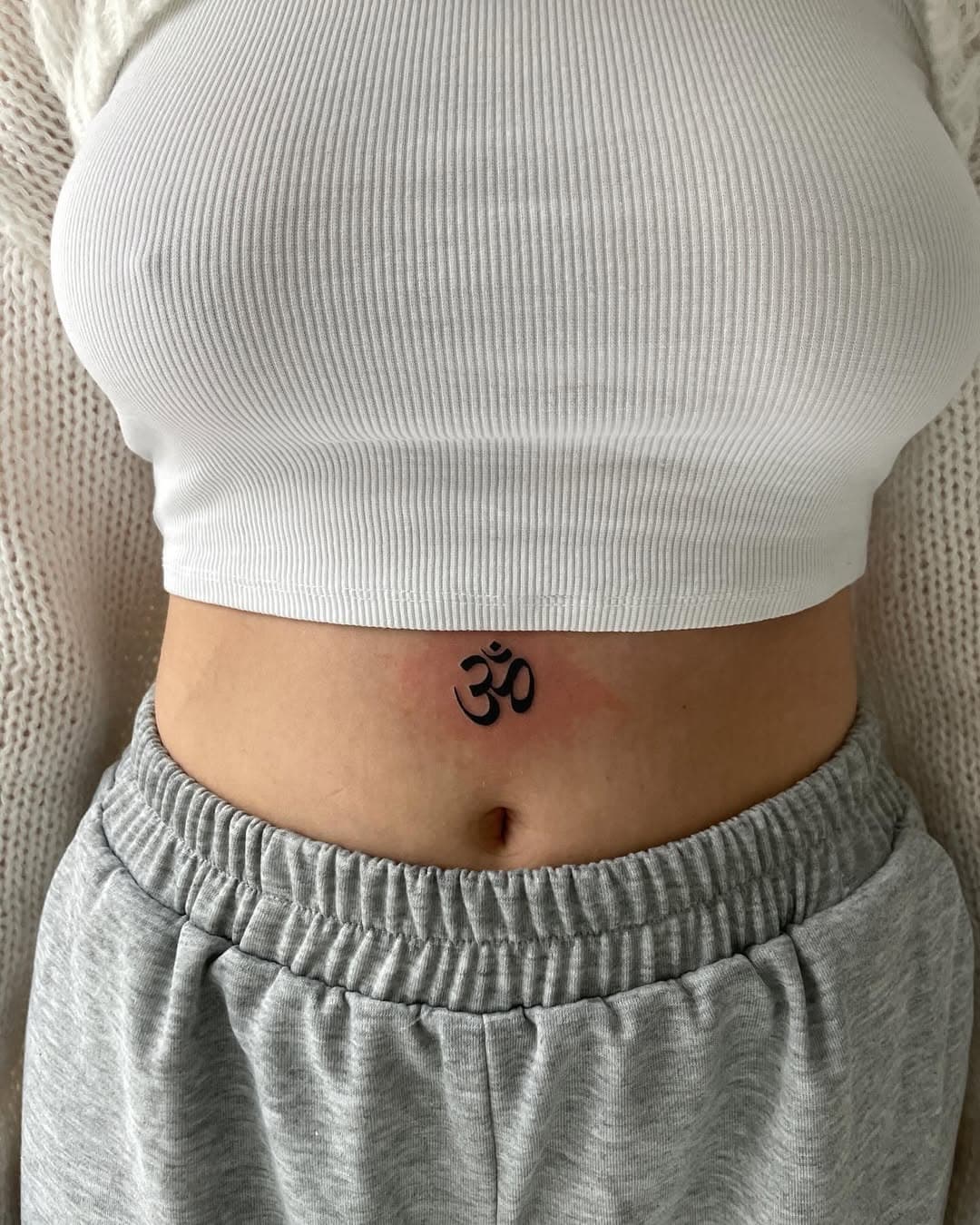 Ohm Symbol über dem Bauchnabel 

ein schönes Wochenende ! 🕉️