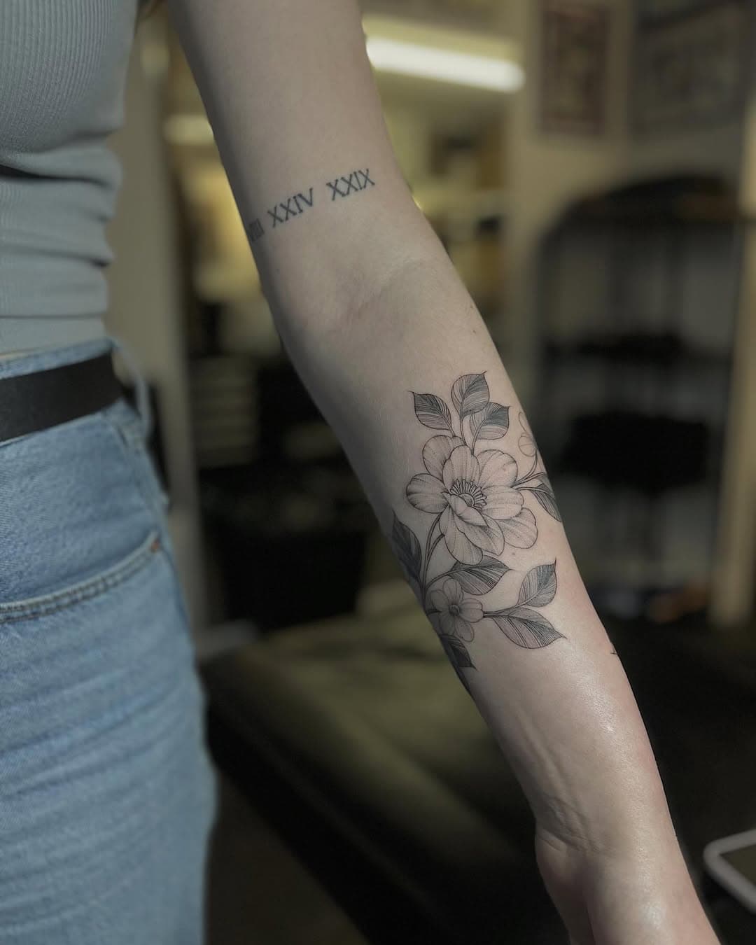 Freehand flowers 🌷 if you would like to get something similar done contact @electricworkshoptattoo to book in please 🙏🏼 .
.
.
.
.
.
.
.
.
.
.
.
.
.
.
.
#tattoo #art #artist #tattooartist #delicate #girly #stippling #linework