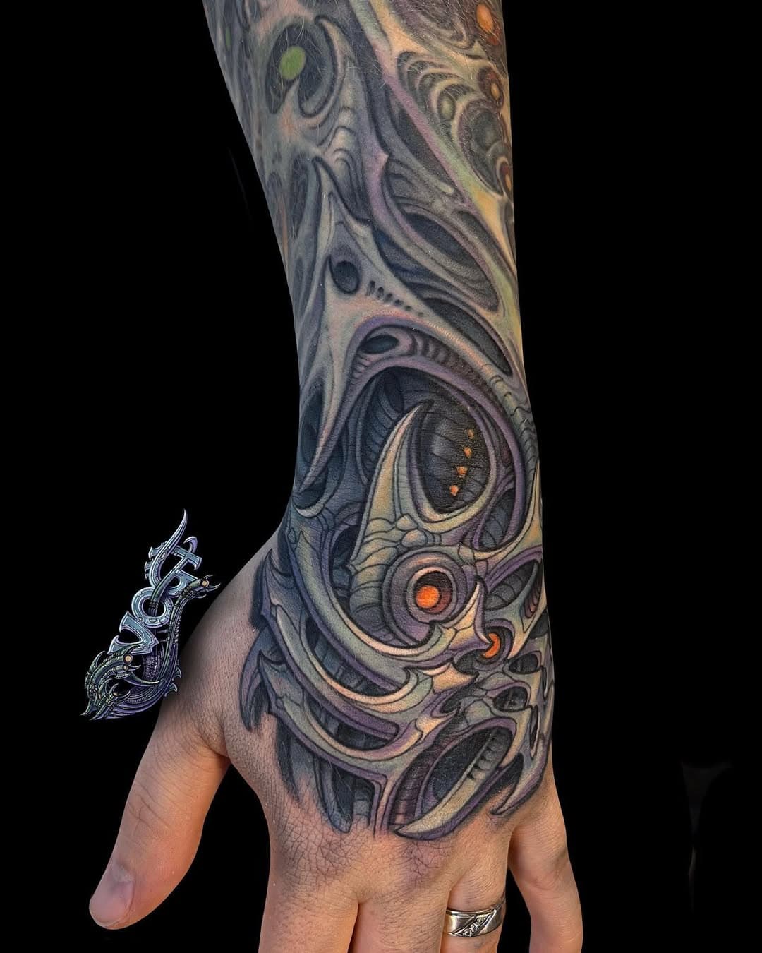 Thrilled with Andy’s biomech hand done last week, as well as his healed inner arm from a few months ago. Thanks man! 
#biomech #bioorganic #biomechanical #artist #art #alien #scifi #scifiart  #milwaukeetattoo #tattooedwomen #tattooed #milwaukeetattooartist  #jasonvogt #jasonvogttattoo #tattoo #tattoos #tattooer #tattooartist #darkartists #linework #blackwork #ink #inked #wisconsintattooartist #tattoolife #tattooart #visionaryart #conceptart