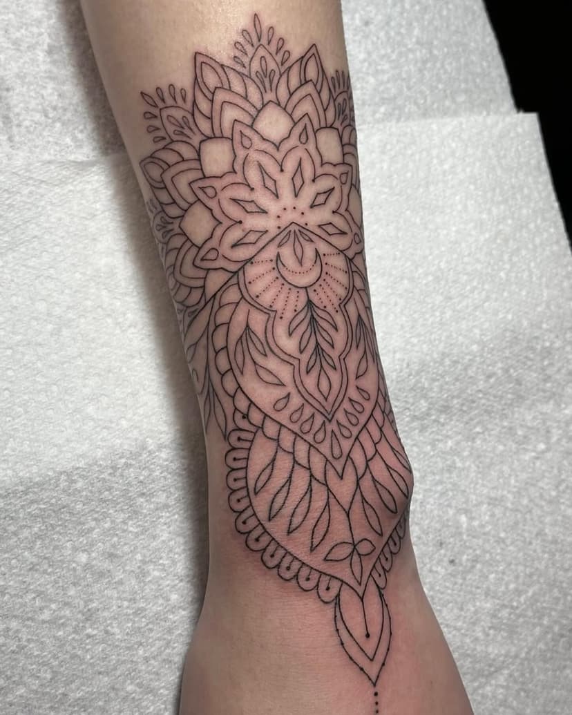 Really enjoyed doing this today, thanks Gina 🖤 

#mandalatattoo #wristtattoo #mandala #finelinetattoo #finelinemandala #geometrictattoo #hennatattoo #hennatattoodesign #girlymandala #armtattoo #blackworktattoo #tattoo #tattooideas #tattoodesigns #southport #merseyside #tattooartist #femaletattooartist